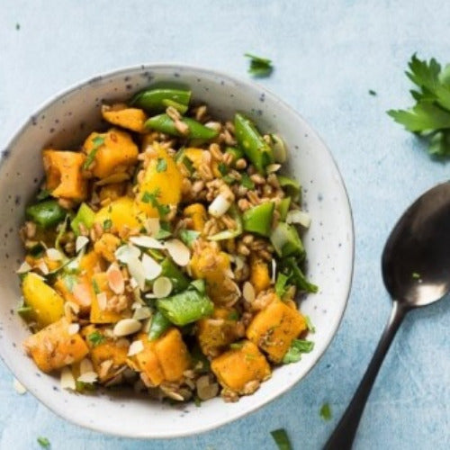 Zomerse salade met spelt, mango en zoete aardappel