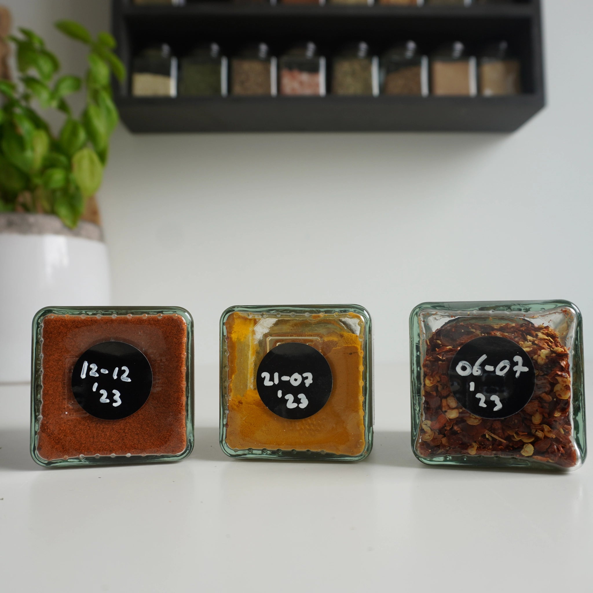 Kleine ronde krijtbord labels op potjes zonder krijtstift