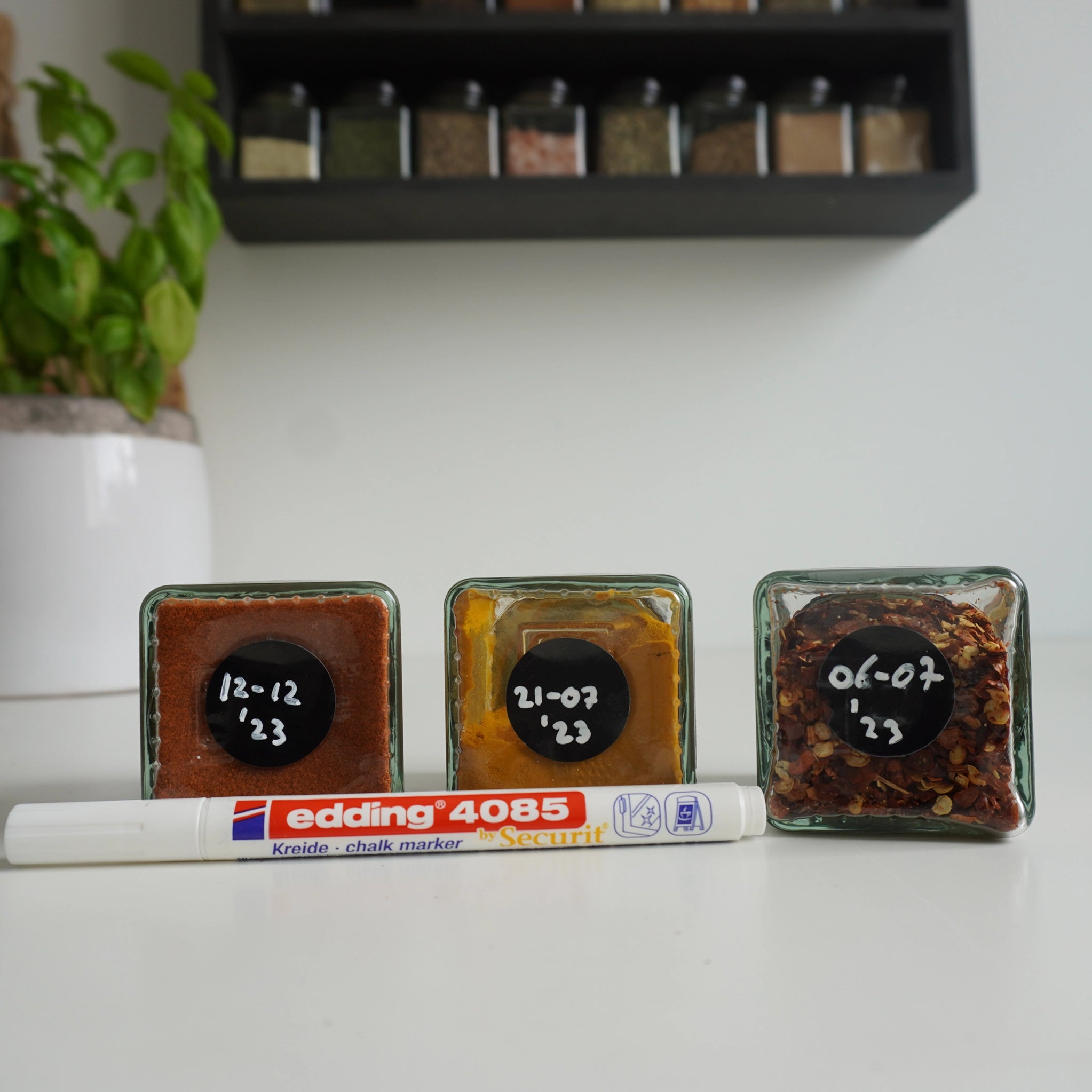 Kleine ronde krijtbord labels op potjes met krijtstift