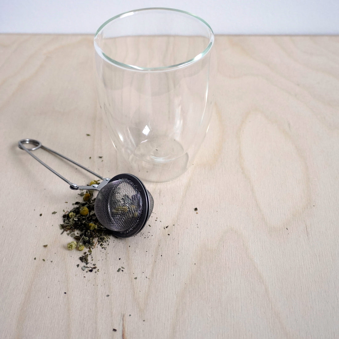 Sfeerbeeld van een theefilter met klem functie