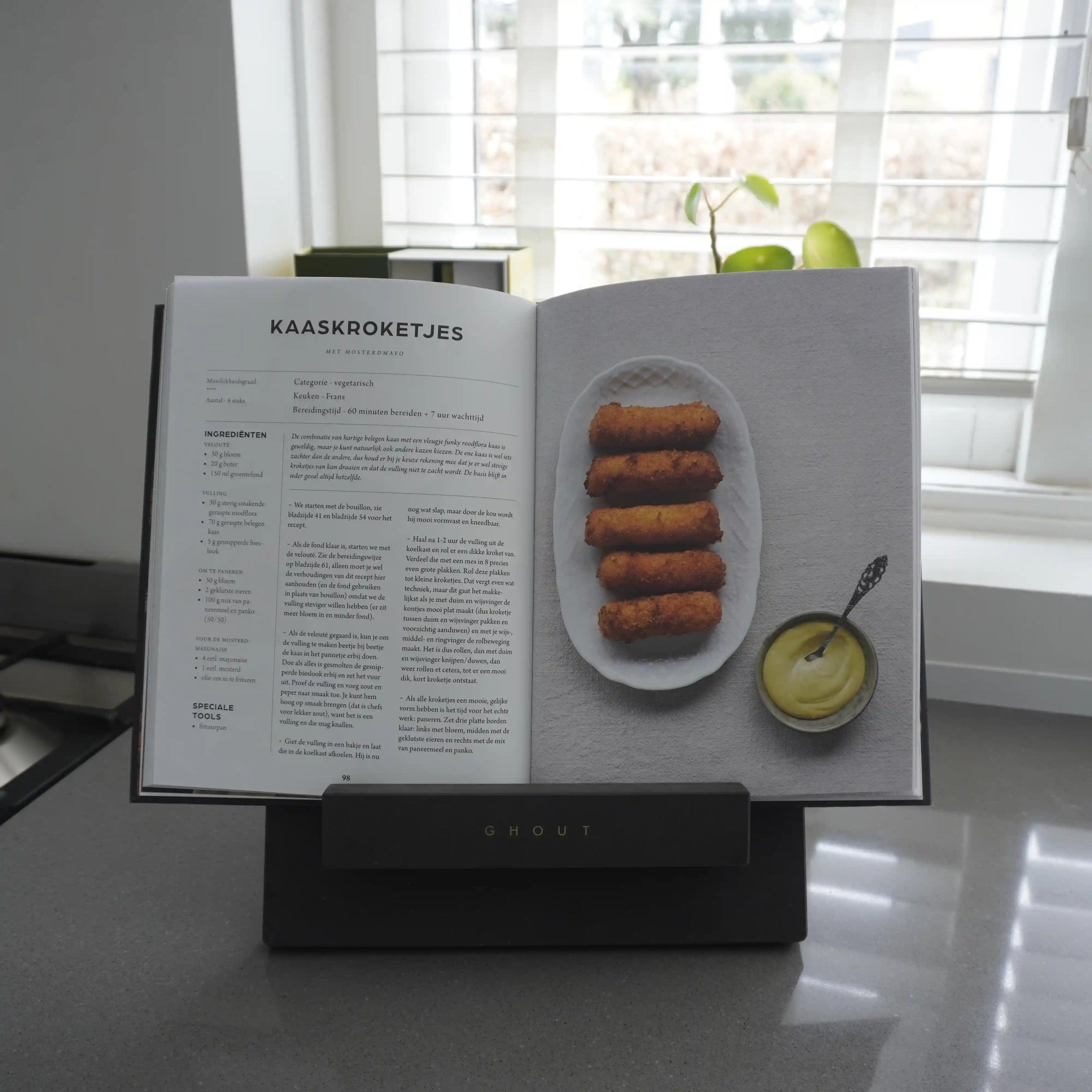 Sfeerbeeld zwart houten kookboekhouder met kookboek