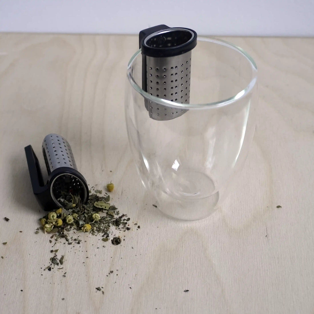 Sfeerbeeld van een theefilter met grip functie in een glas