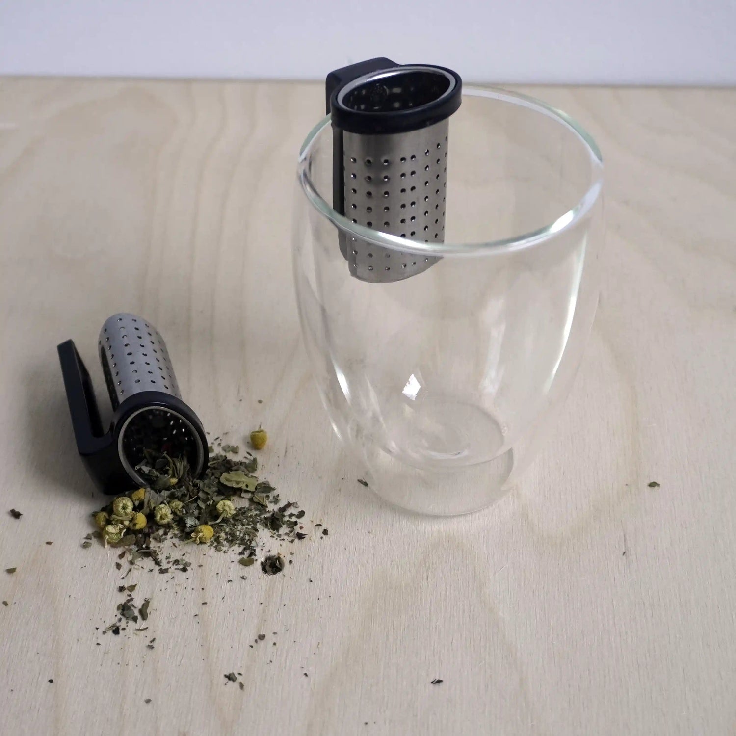 Sfeerbeeld van een theefilter met grip functie in een glas