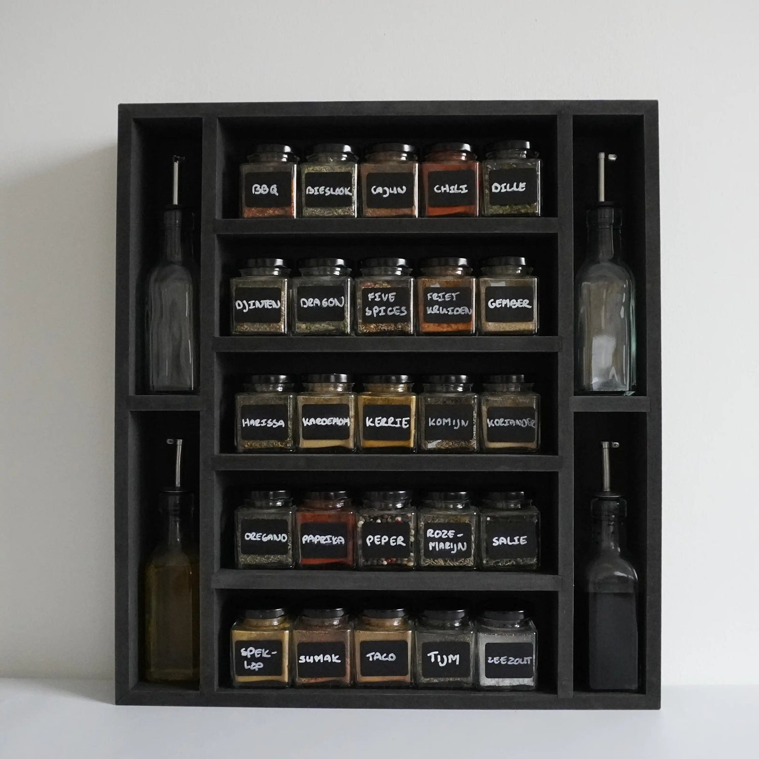 Kruidenrek met vierkante krijtbord labels op de kruidenpotjes