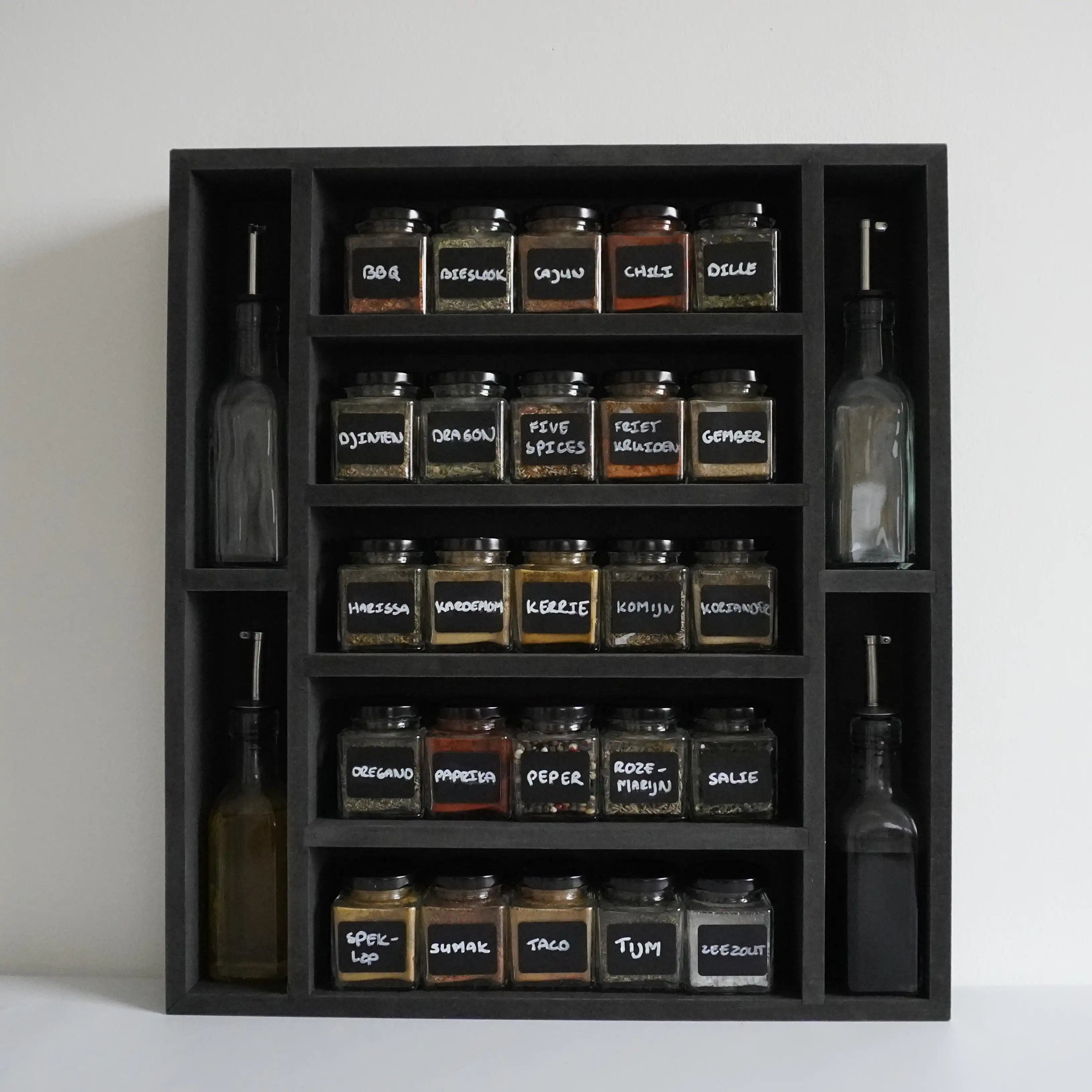 Kruidenrek met vierkante krijtbord labels op de kruidenpotjes