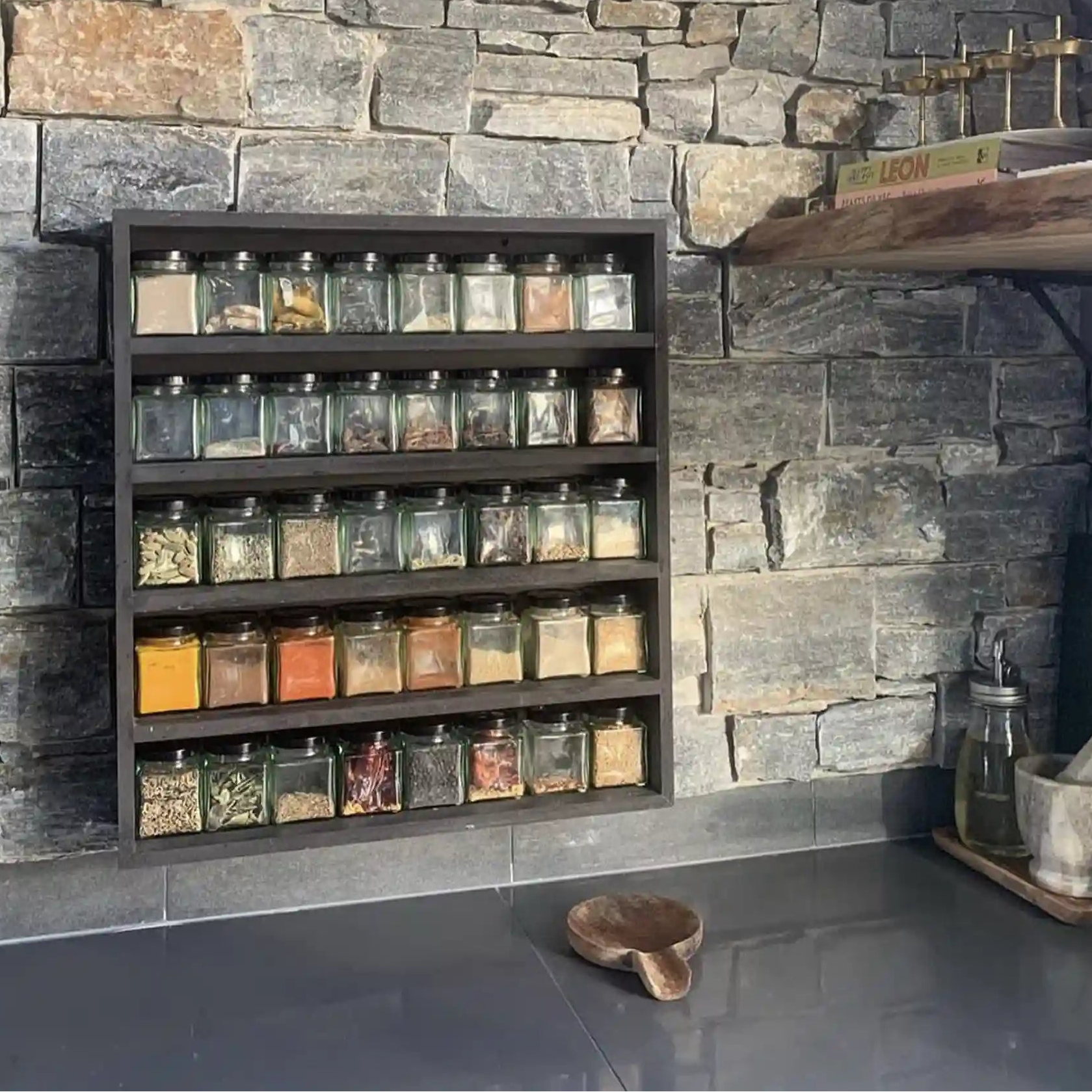 Sfeerbeeld zwart kruidenrek met 40 gevulde kruidenpotjes