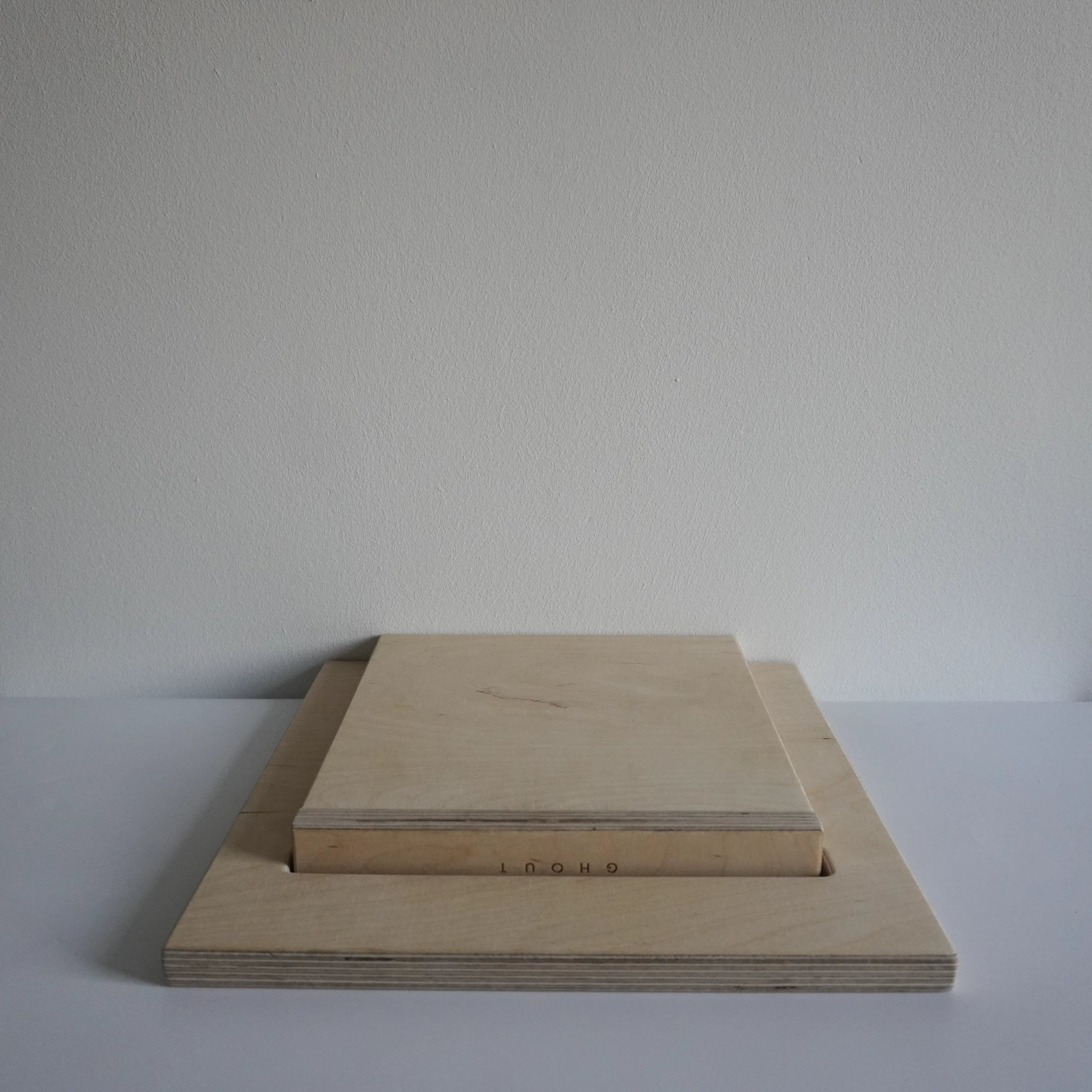Ingeklapte blank houten kookboekhouder zonder kookboek
