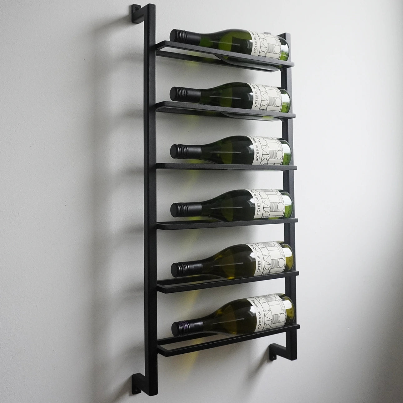 Zij aanzicht volledig staal wijnrek met zes wijnflessen