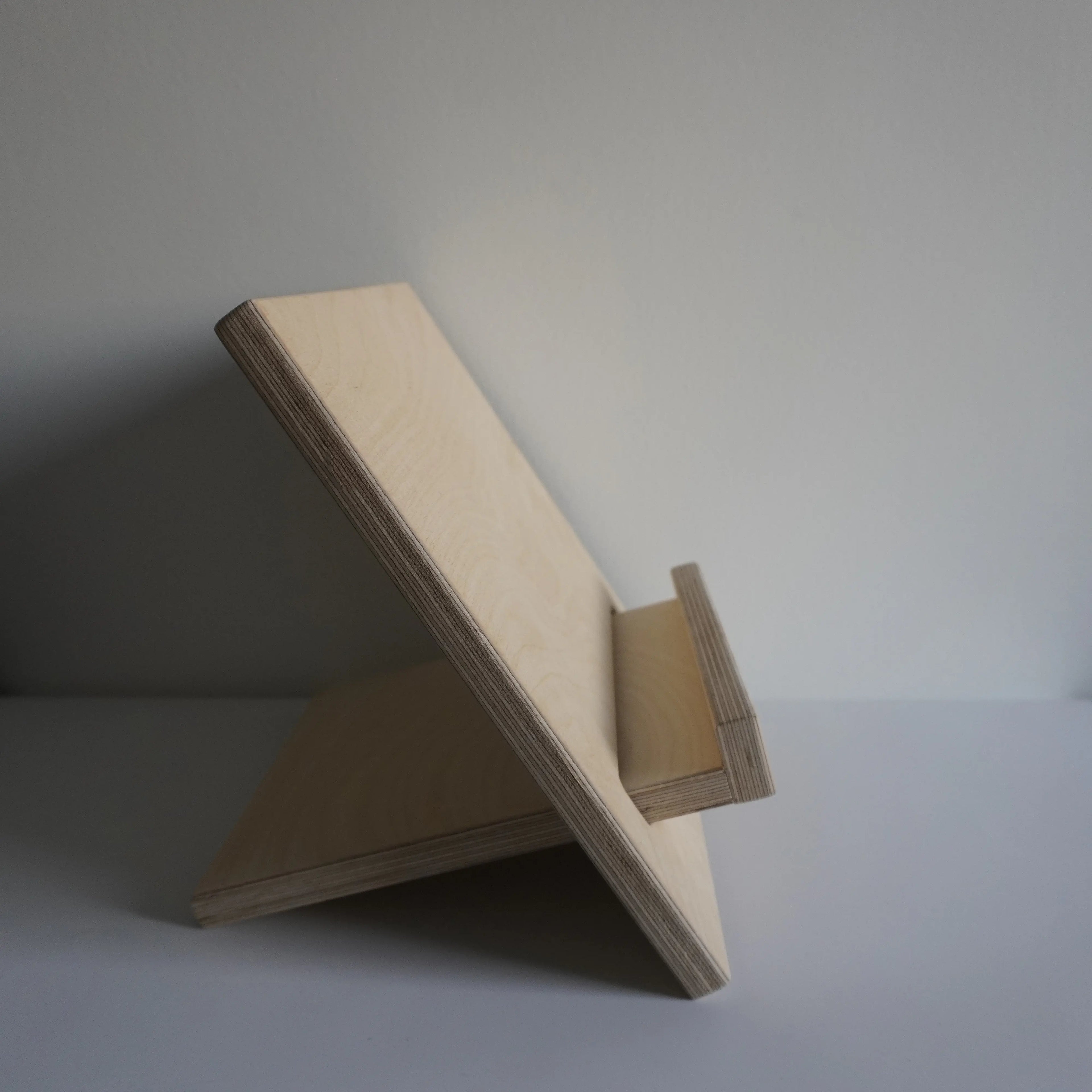 Zij aanzicht blank houten kookboekhouder zonder kookboek