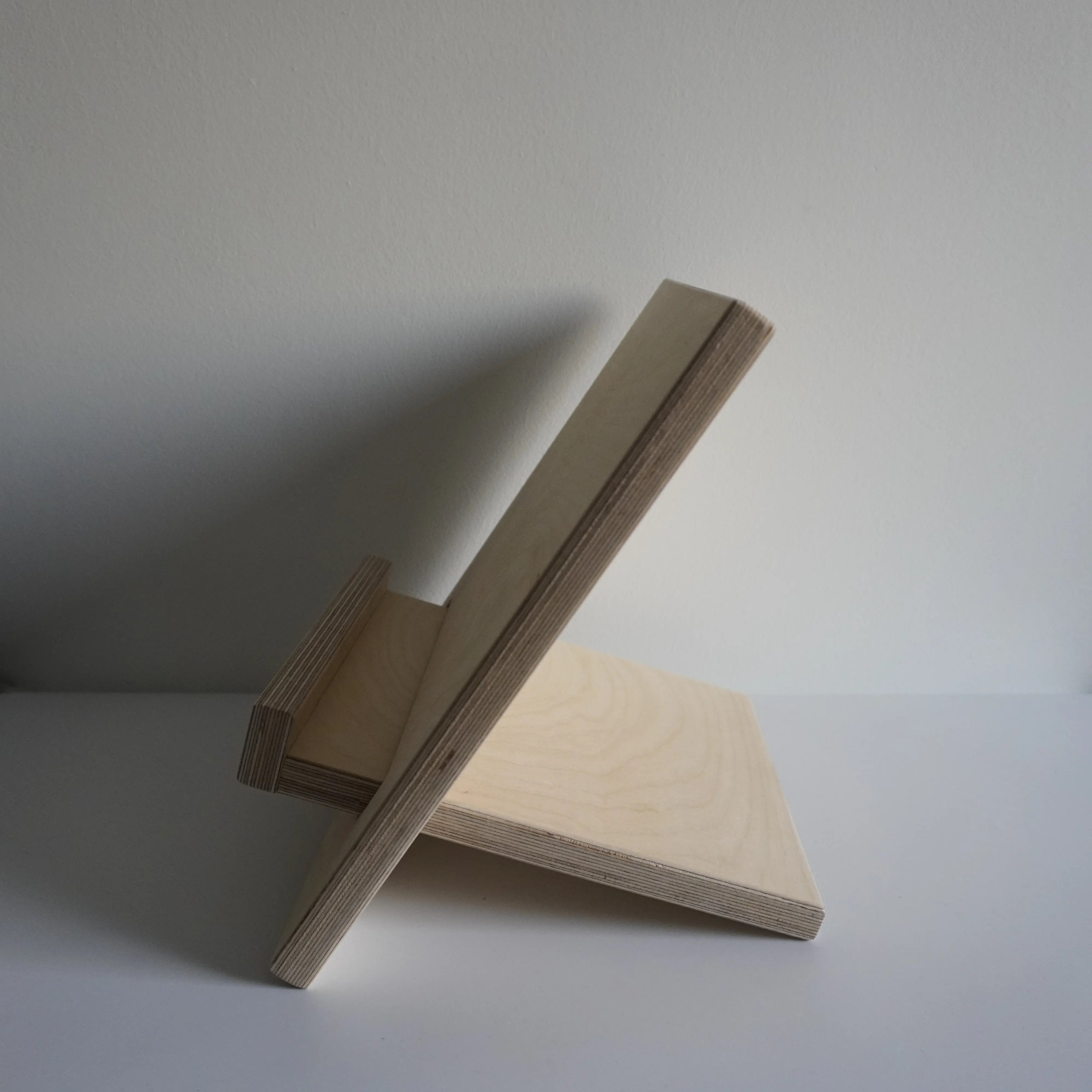 Zij aanzicht blank houten kookboekhouder zonder kookboek