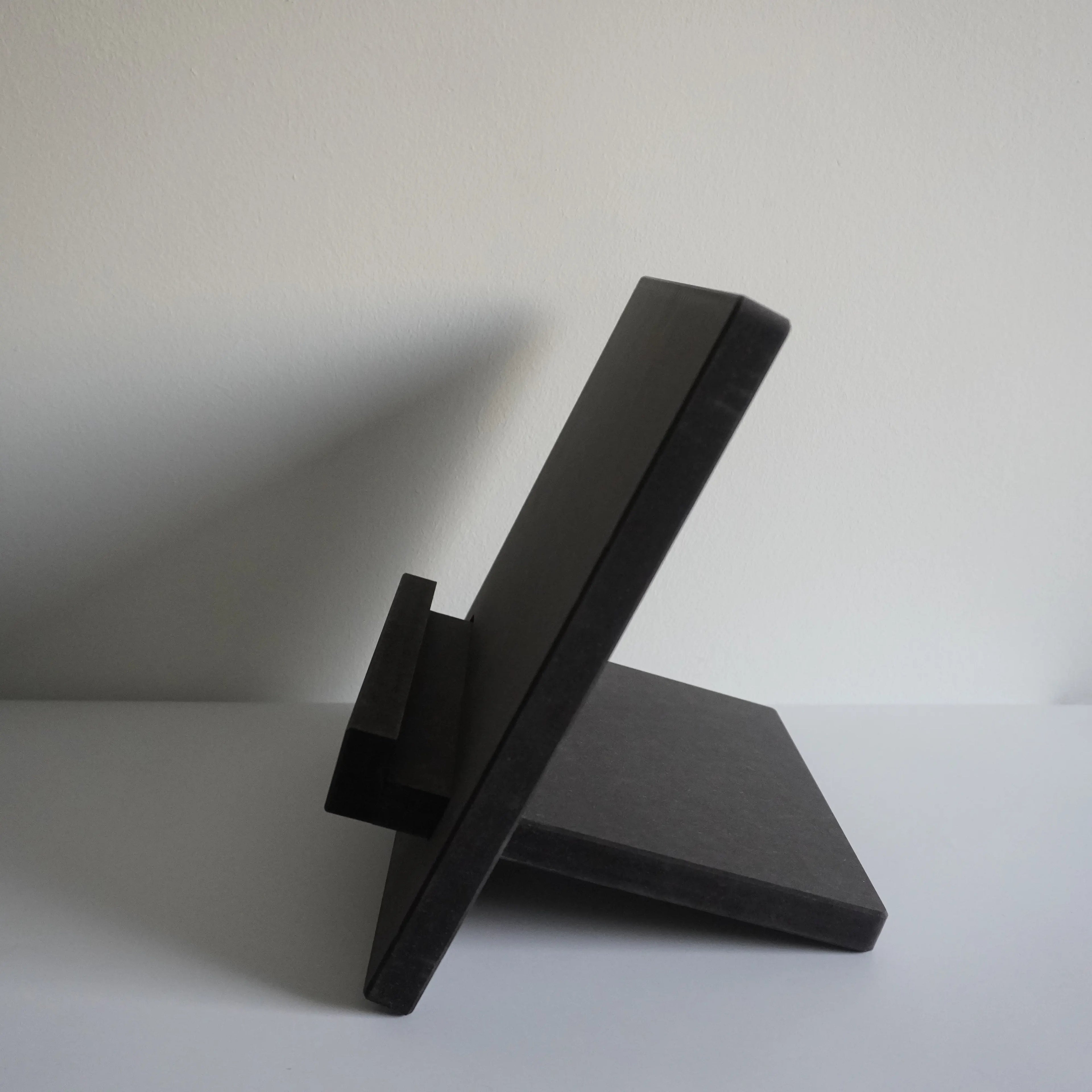 Zij aanzicht zwart houten kookboekhouder zonder kookboek