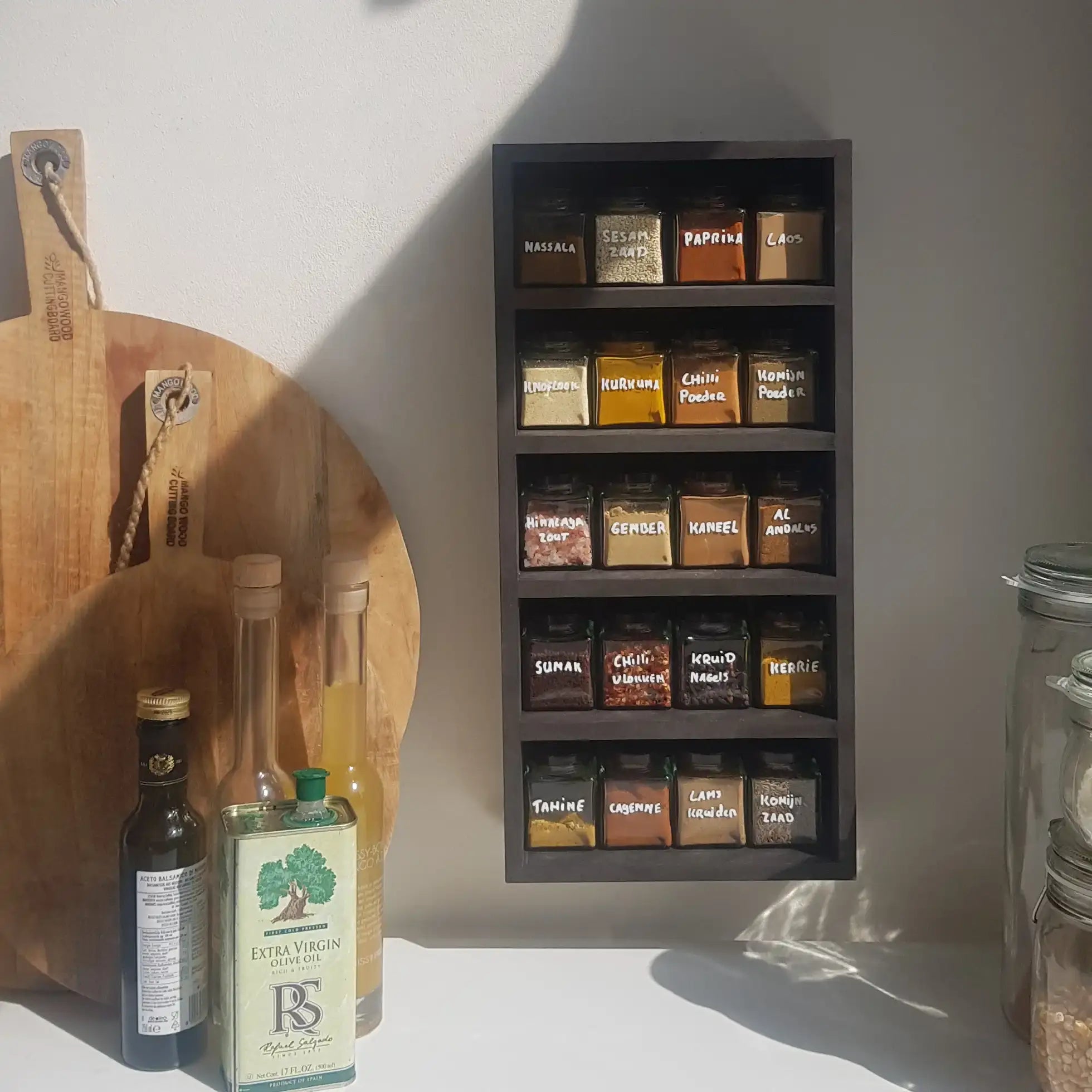 Sfeerbeeld zwart kruidenrek met 20 gevulde kruidenpotjes