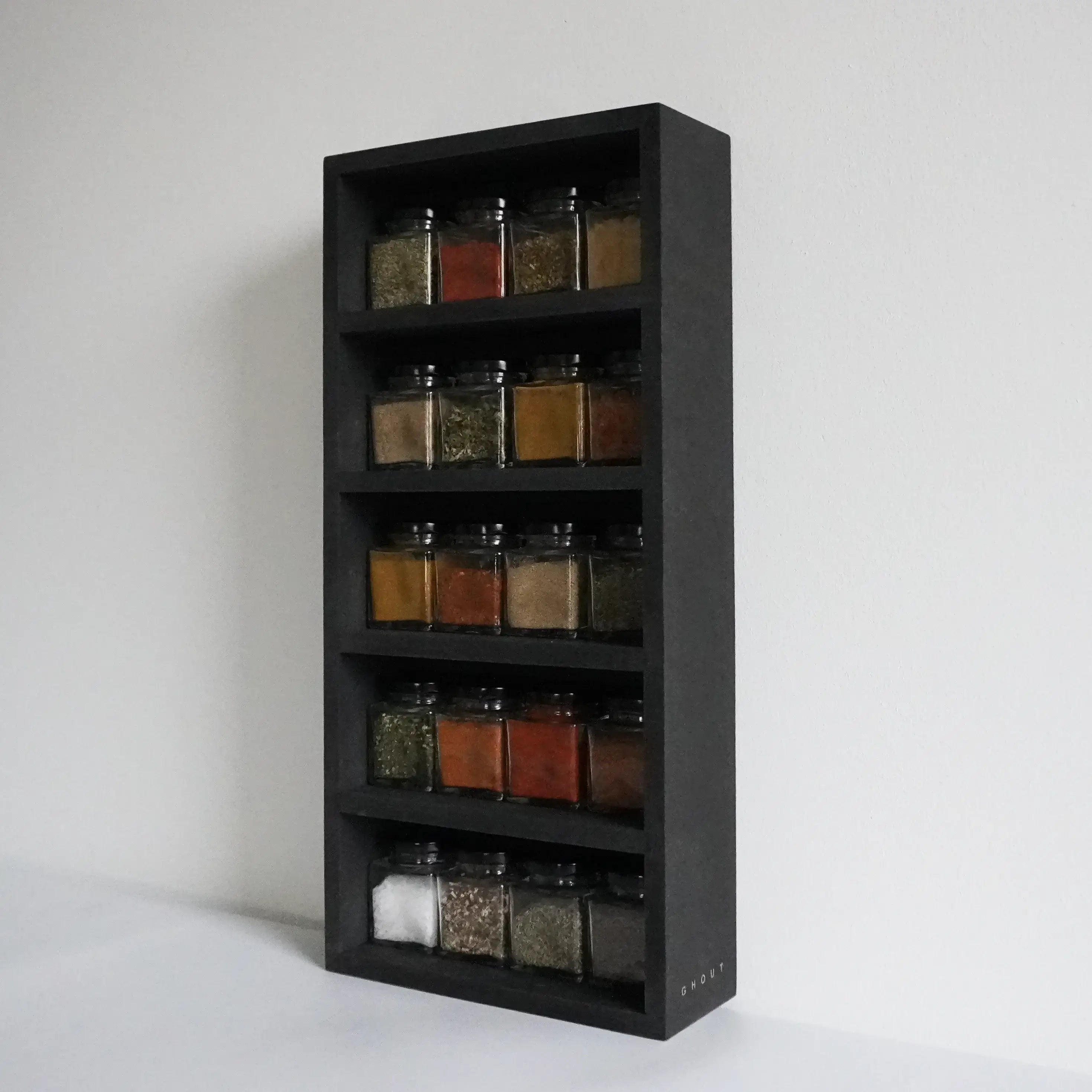 Zij aanzicht zwart kruidenrek met 20 gevulde kruidenpotjes