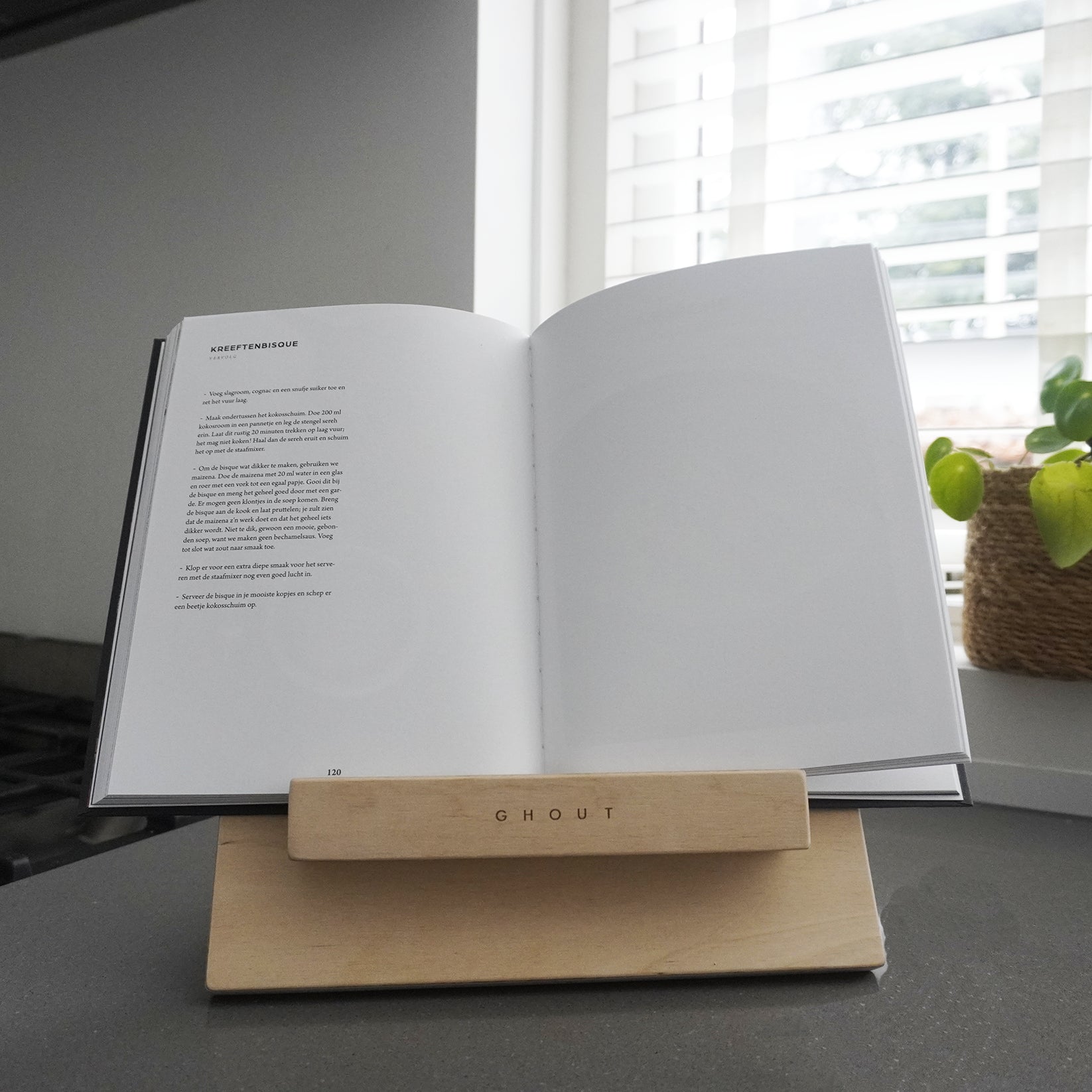 Blank houten kookboekhouder met kookboek