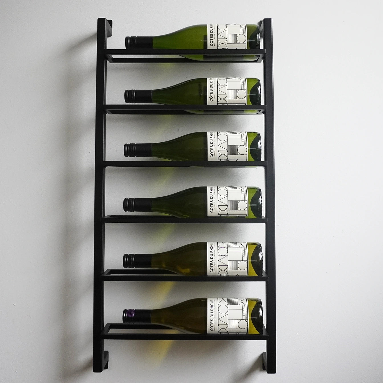 Vooraanzicht volledig staal wijnrek met zes wijnflessen
