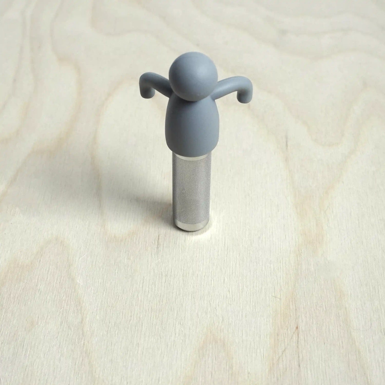 Vooraanzicht van een theefilter met een hangend mannetje