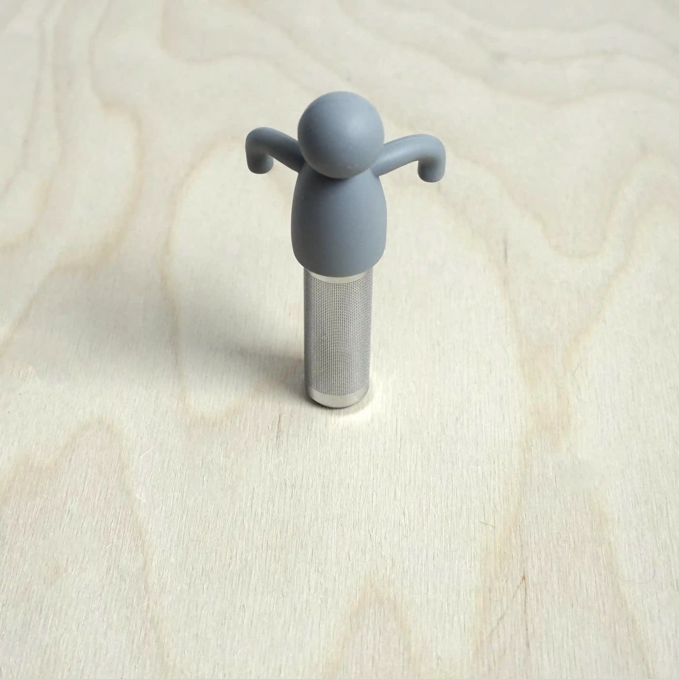Vooraanzicht van een theefilter met een hangend mannetje