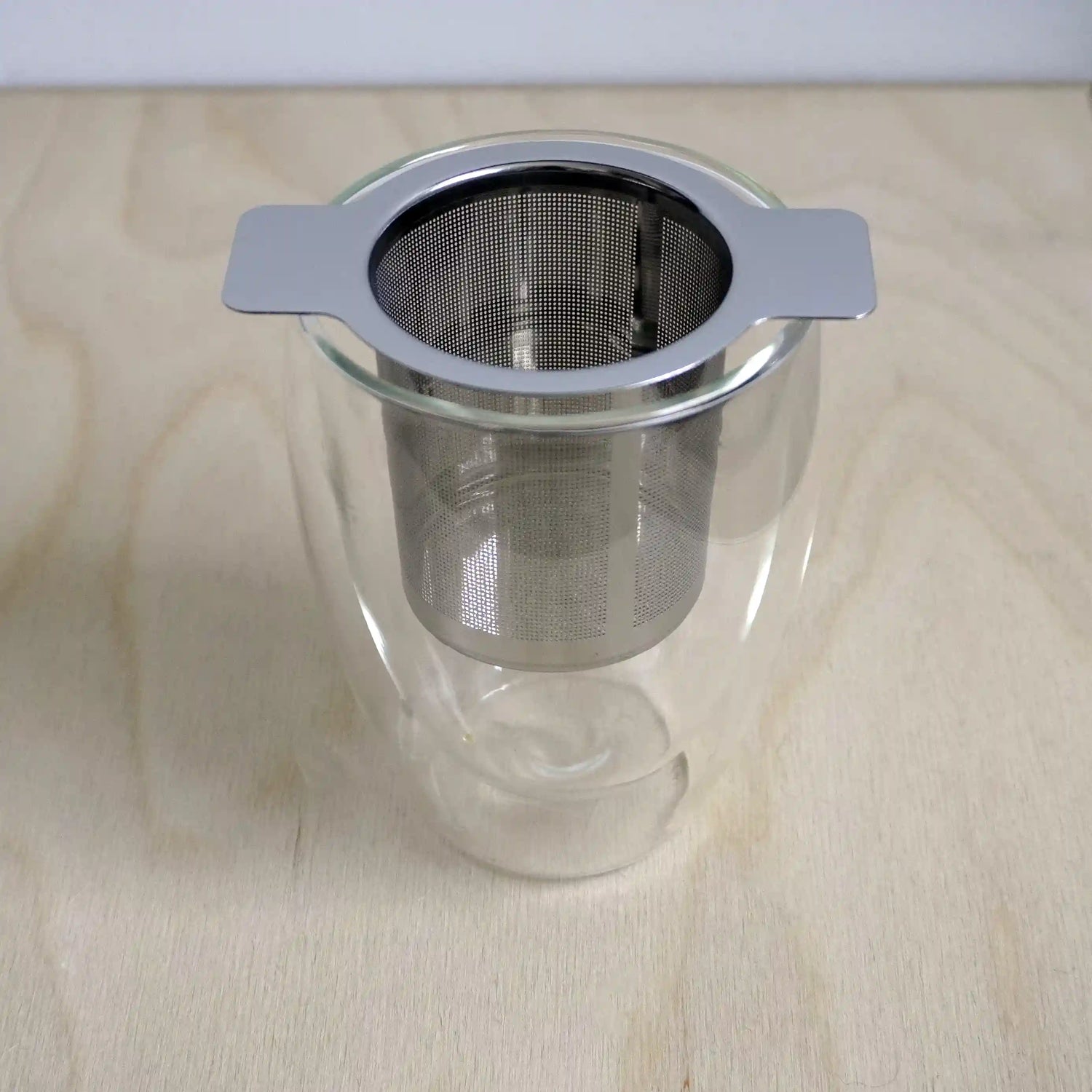 Vooraanzicht van een theefilter met zeef functie in een glas