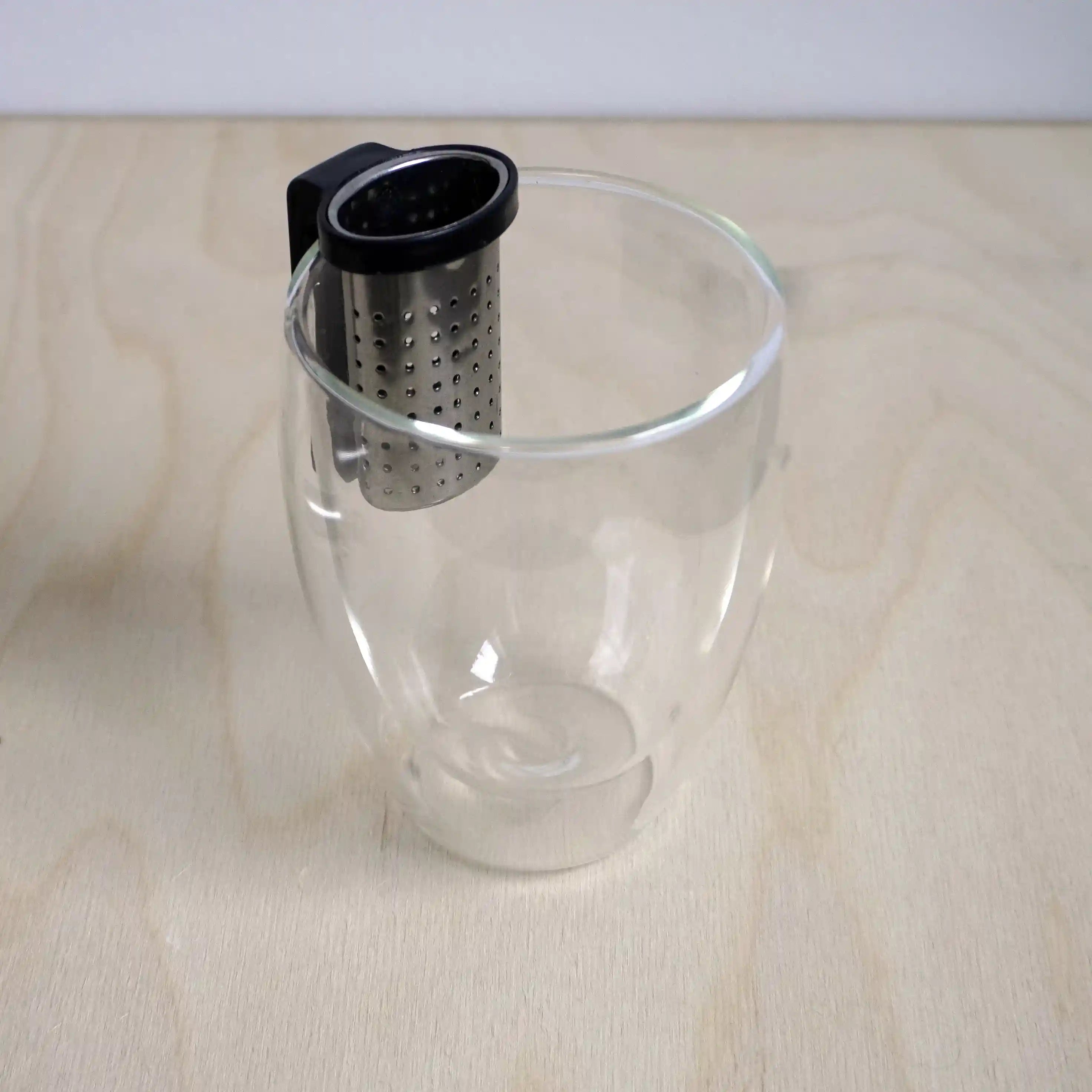 Theefilter met grip functie in een glas