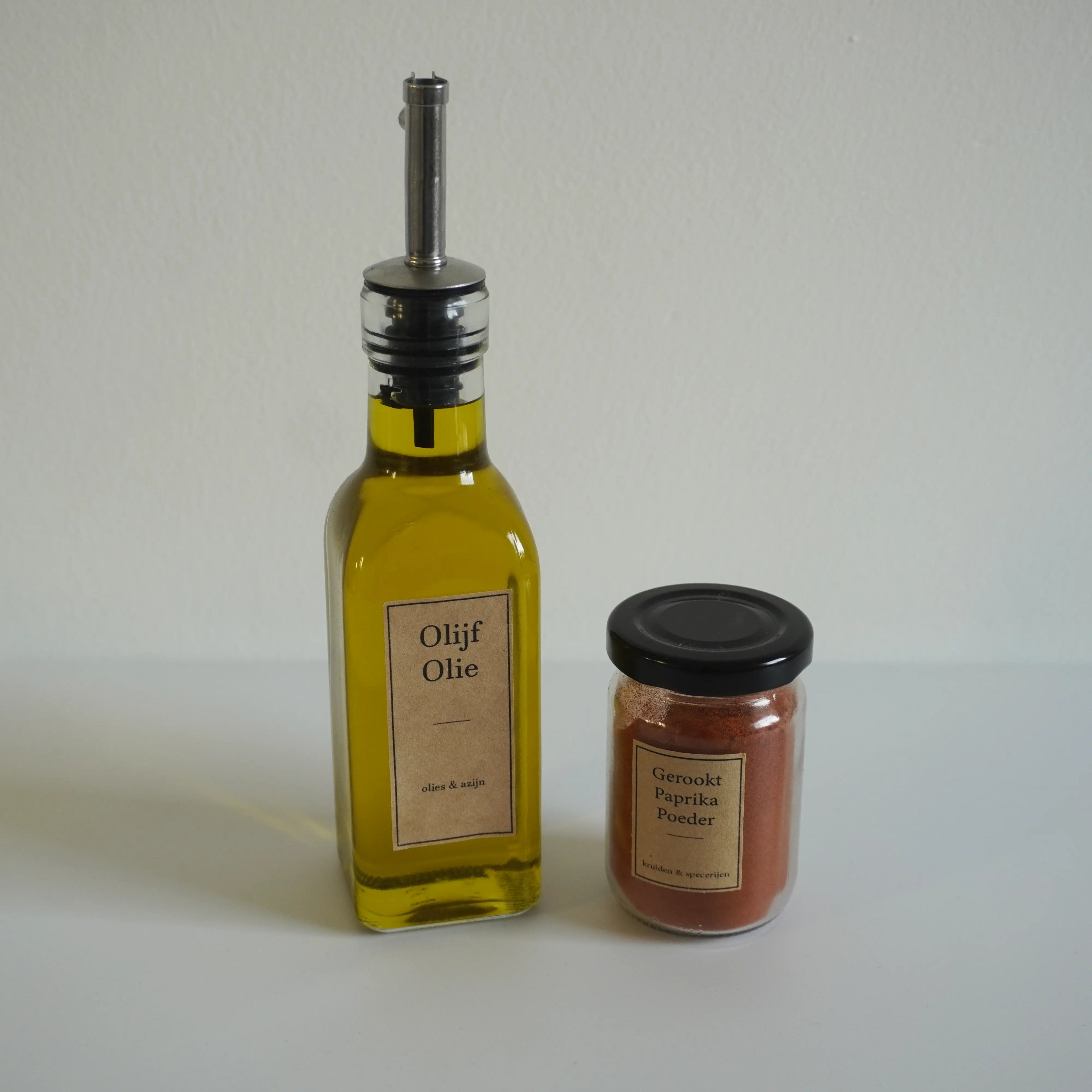 Rond kruidenpotje met kraft label en olieflesje met kraft label
