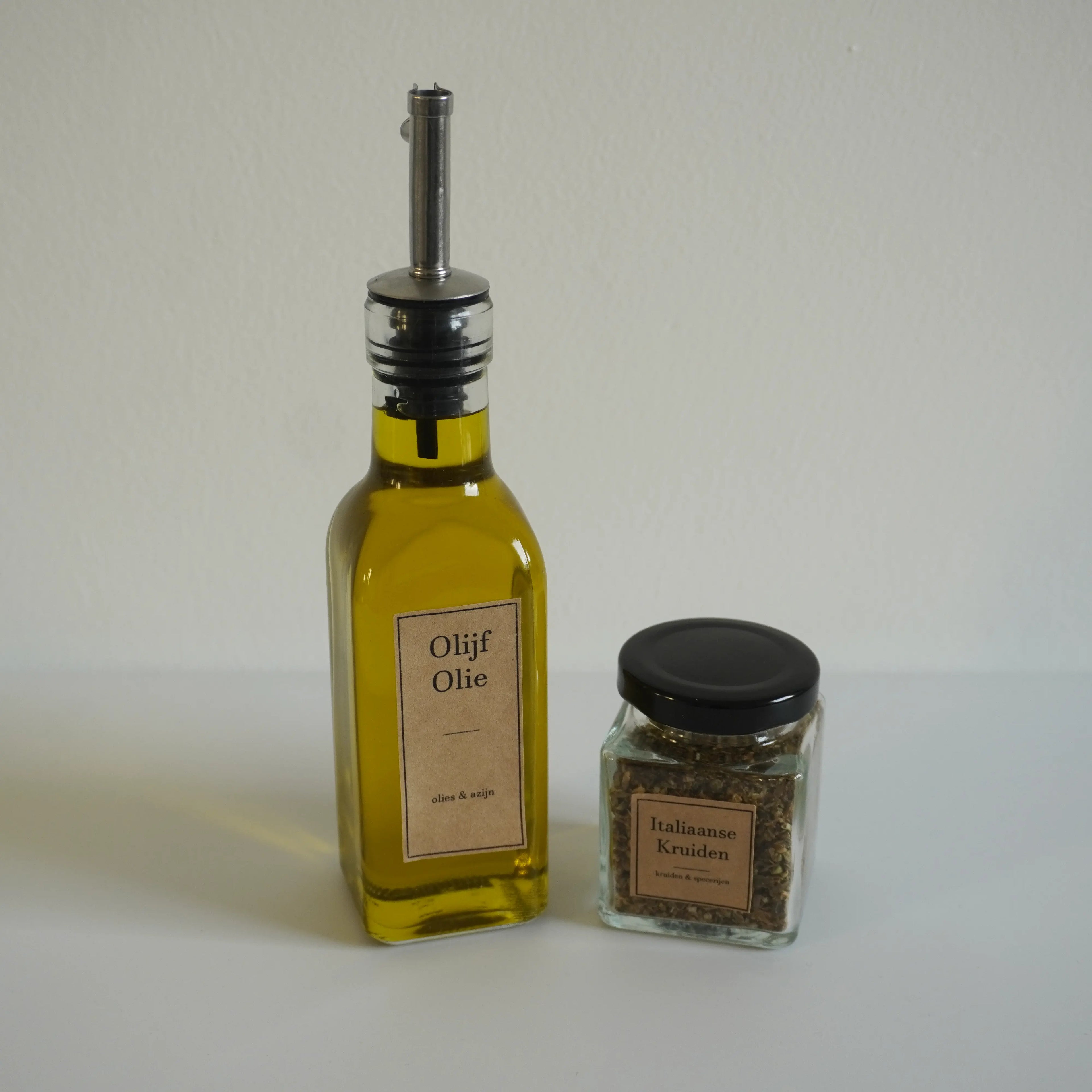 Vierkant kruidenpotje met kraft label en olieflesje met kraft label