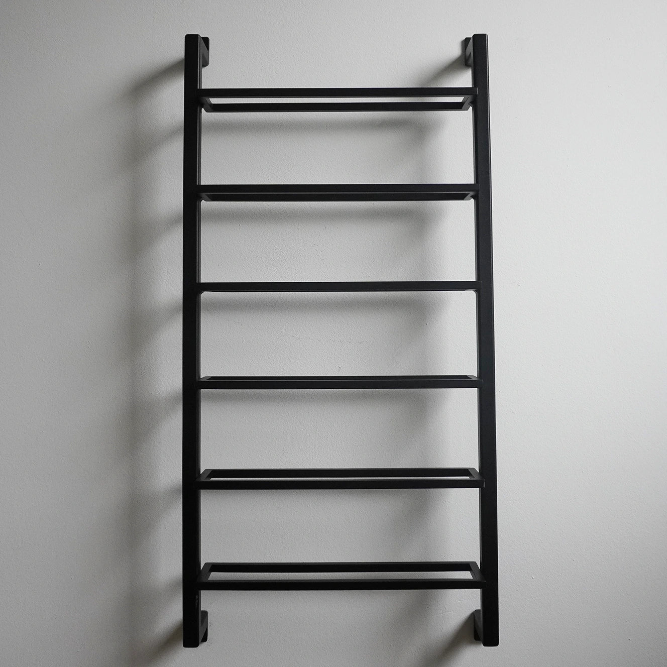 Vooraanzicht volledig staal wijnrek zonder wijnflessen