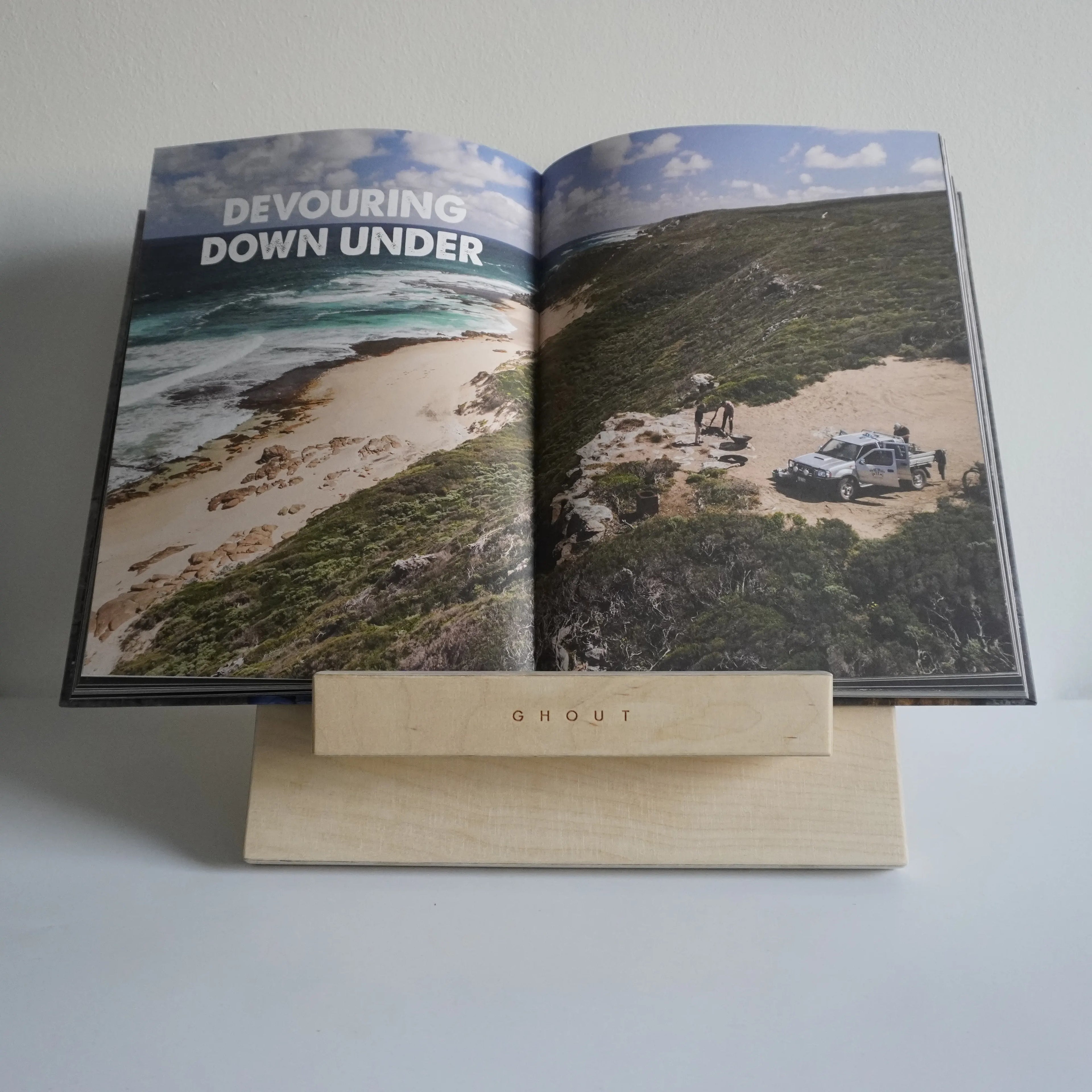 Blank houten kookboekhouder met kookboek