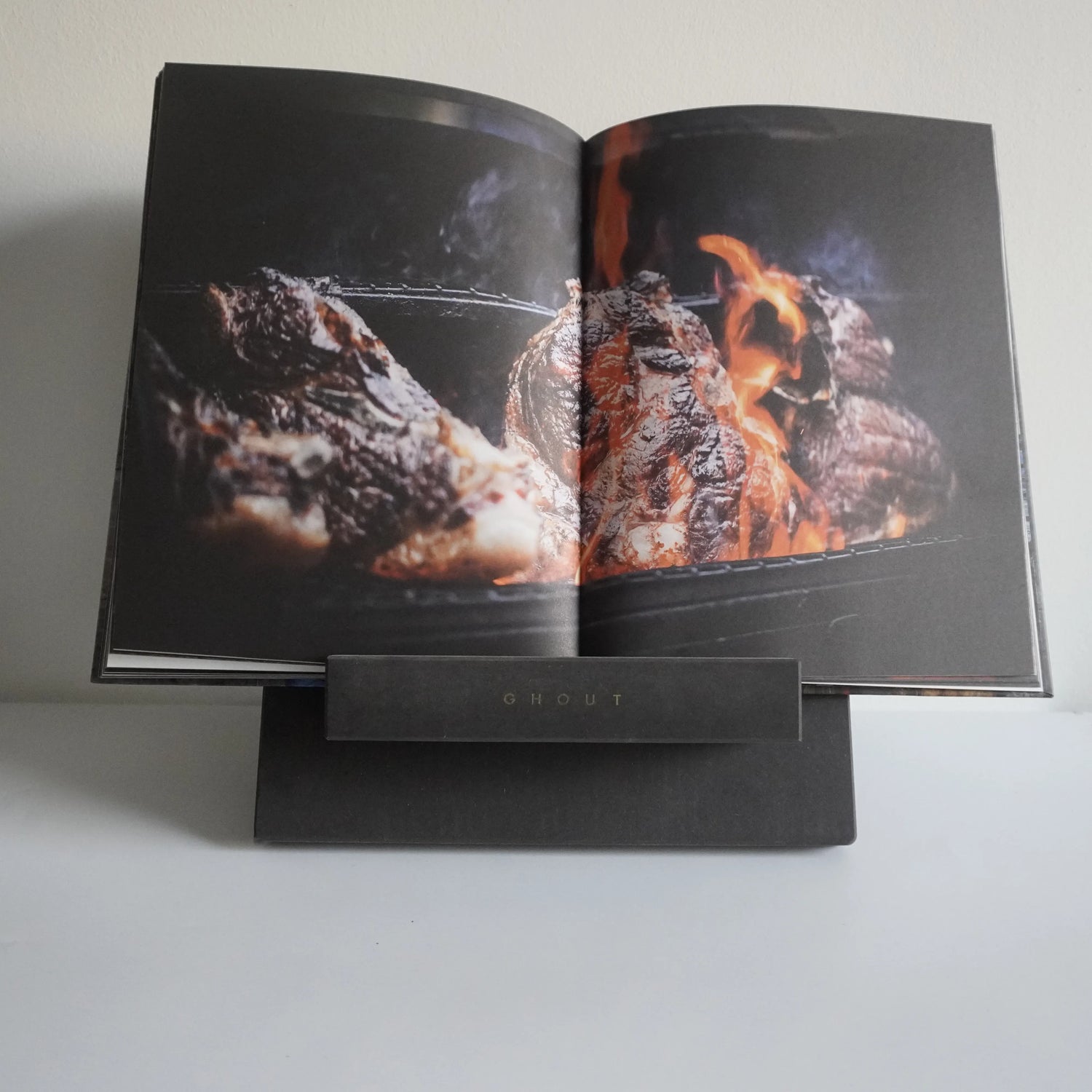 Vooraanzicht zwart houten kookboekhouder met kookboek