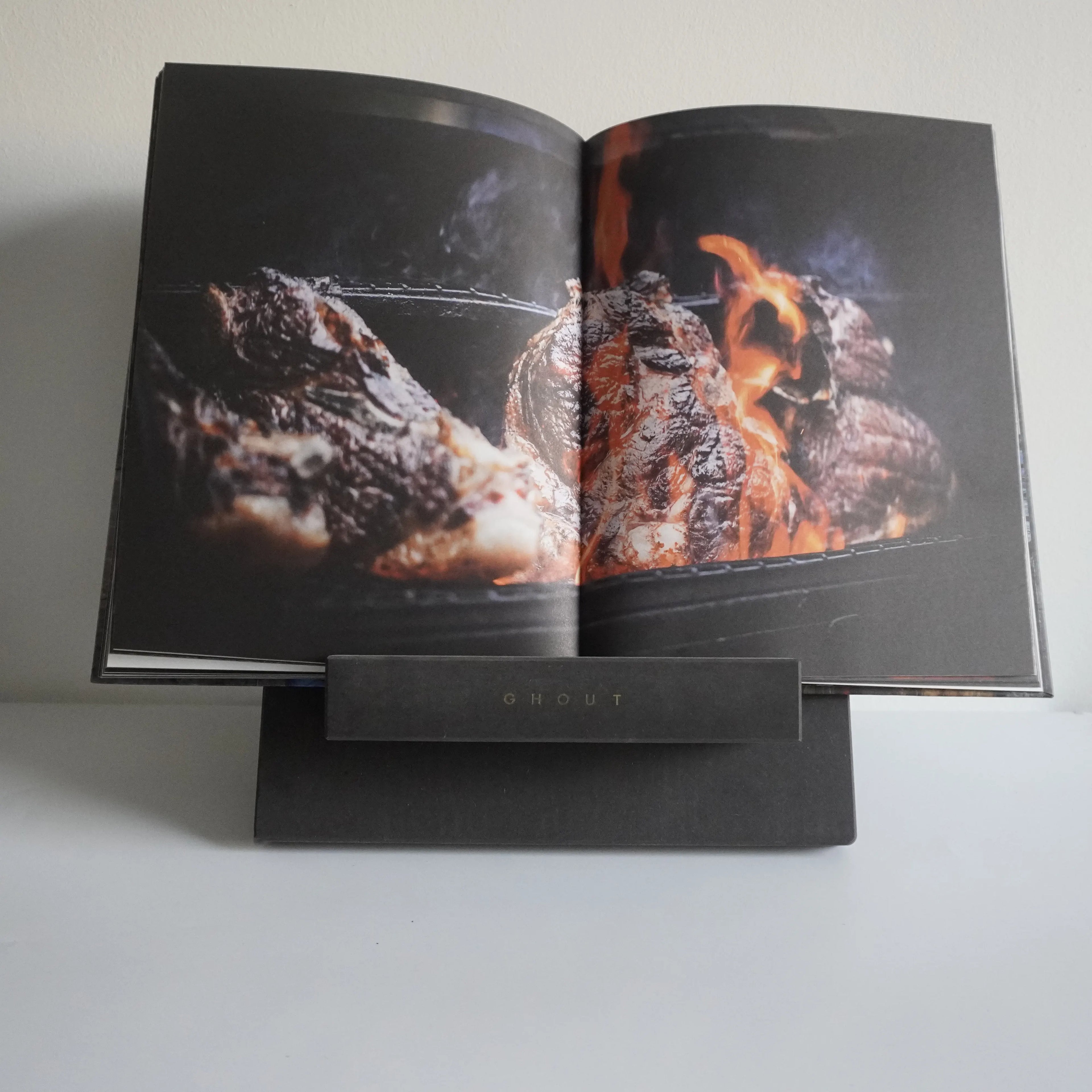 Vooraanzicht zwart houten kookboekhouder met kookboek
