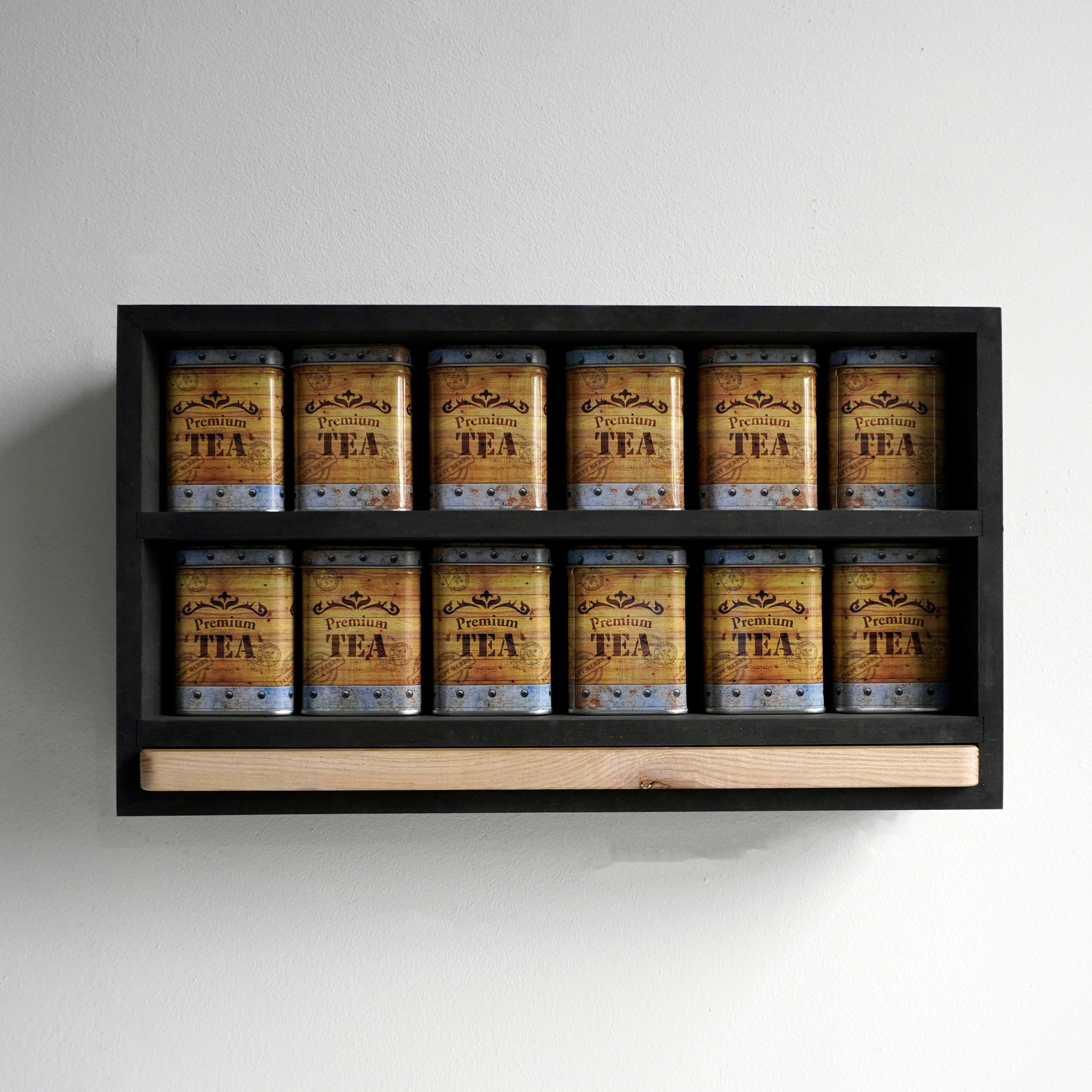 Vooraanzicht van een theerek met tea chest blikken en berken serveerplank
