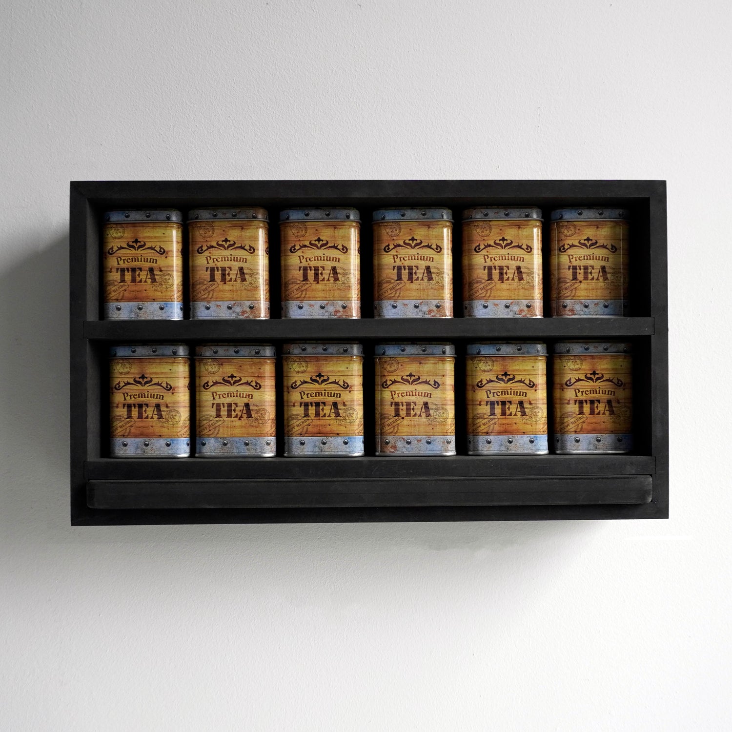 Vooraanzicht van een theerek met tea chest blikken en zwarte serveerplank