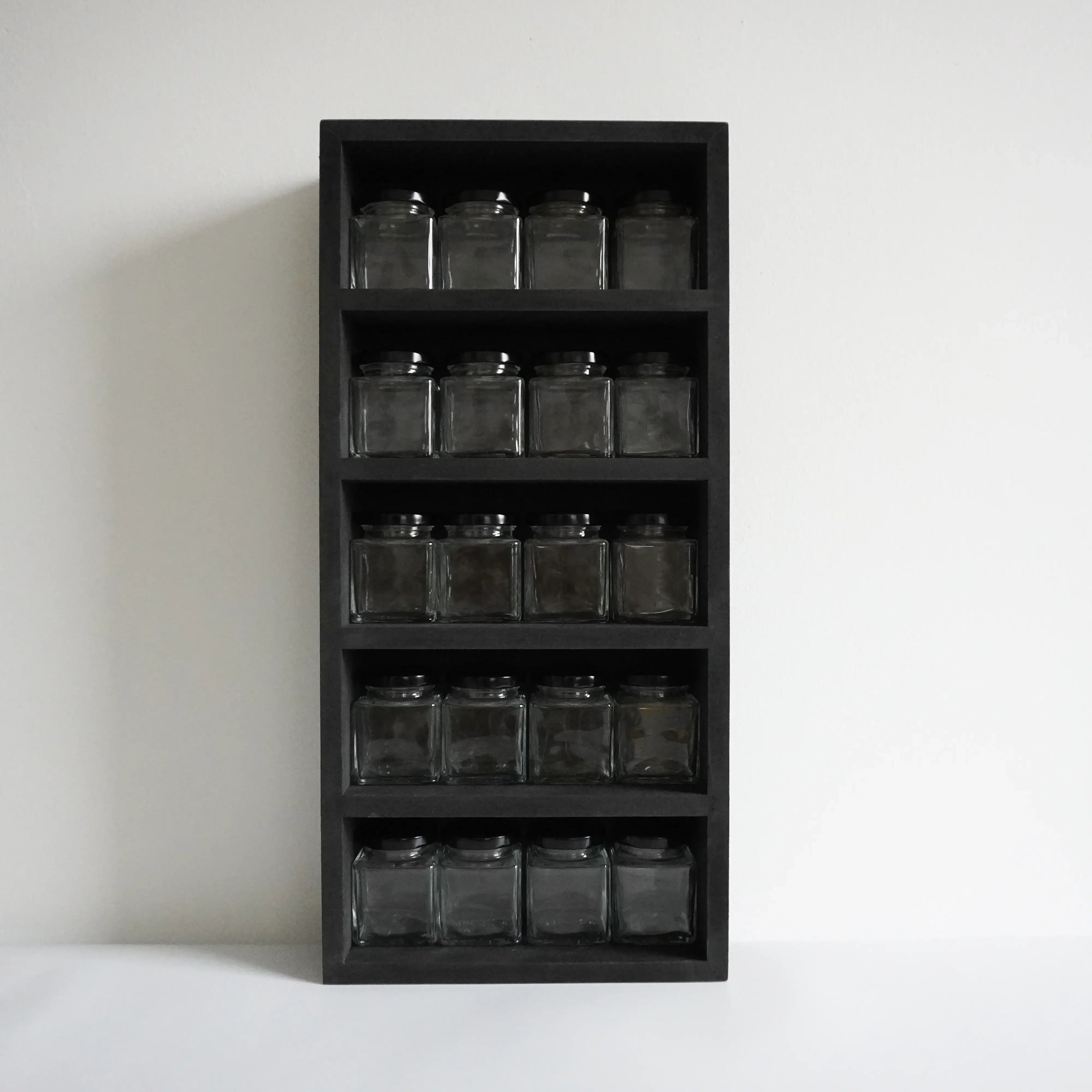 Vooraanzicht zwart kruidenrek met 20 lege kruidenpotjes