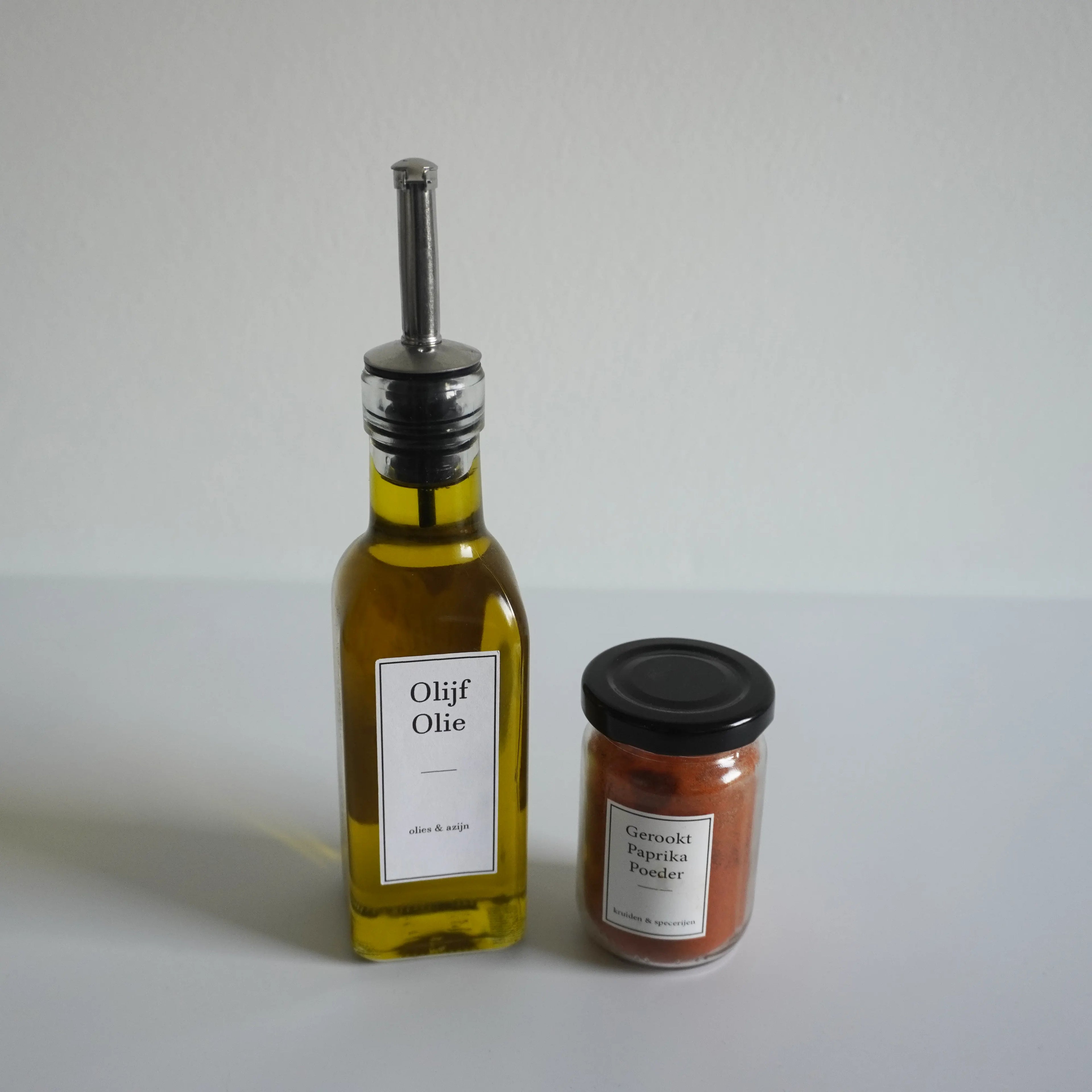 Rond kruidenpotje met wit label en olieflesje met wit label