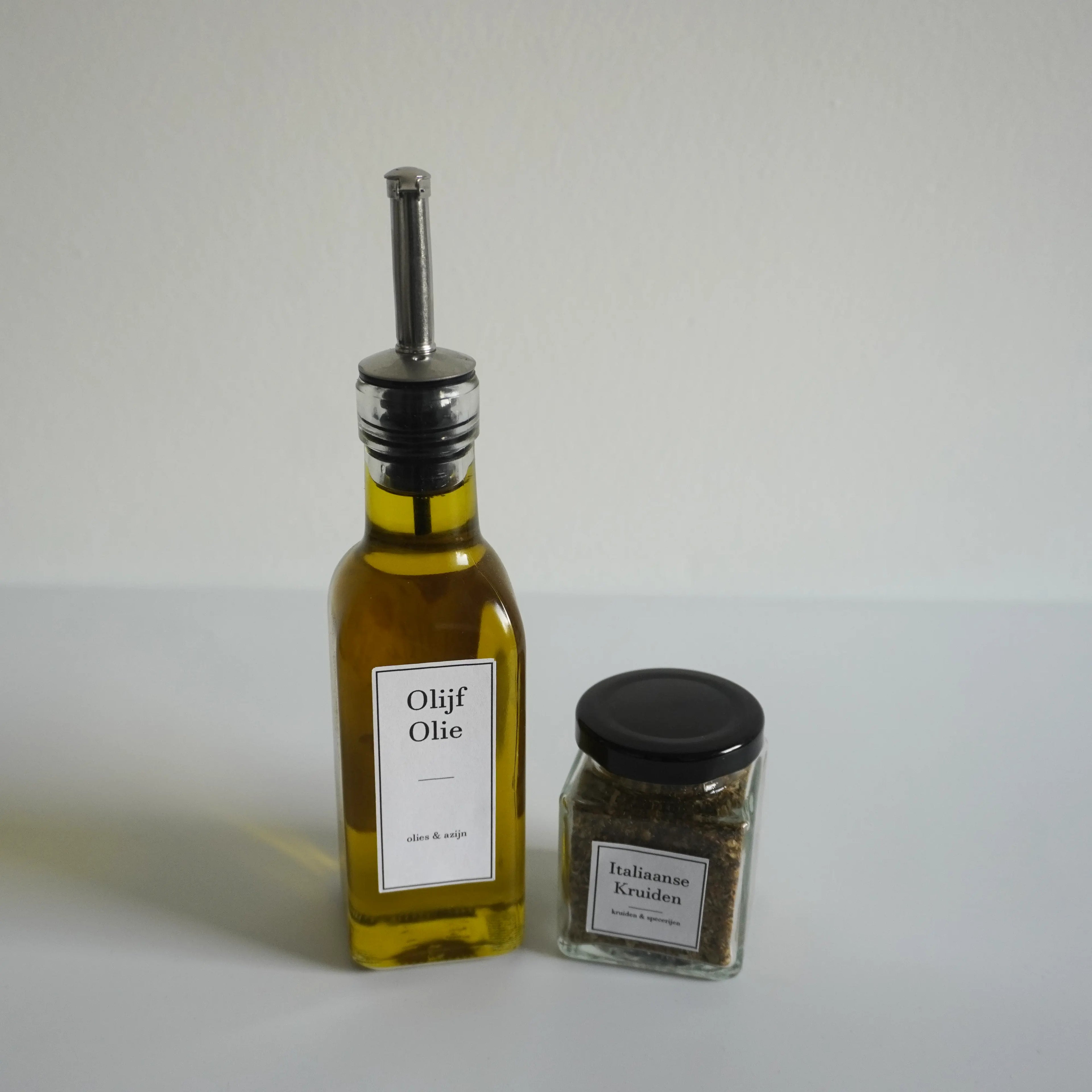 Vierkant kruidenpotje met wit label en olieflesje met wit label