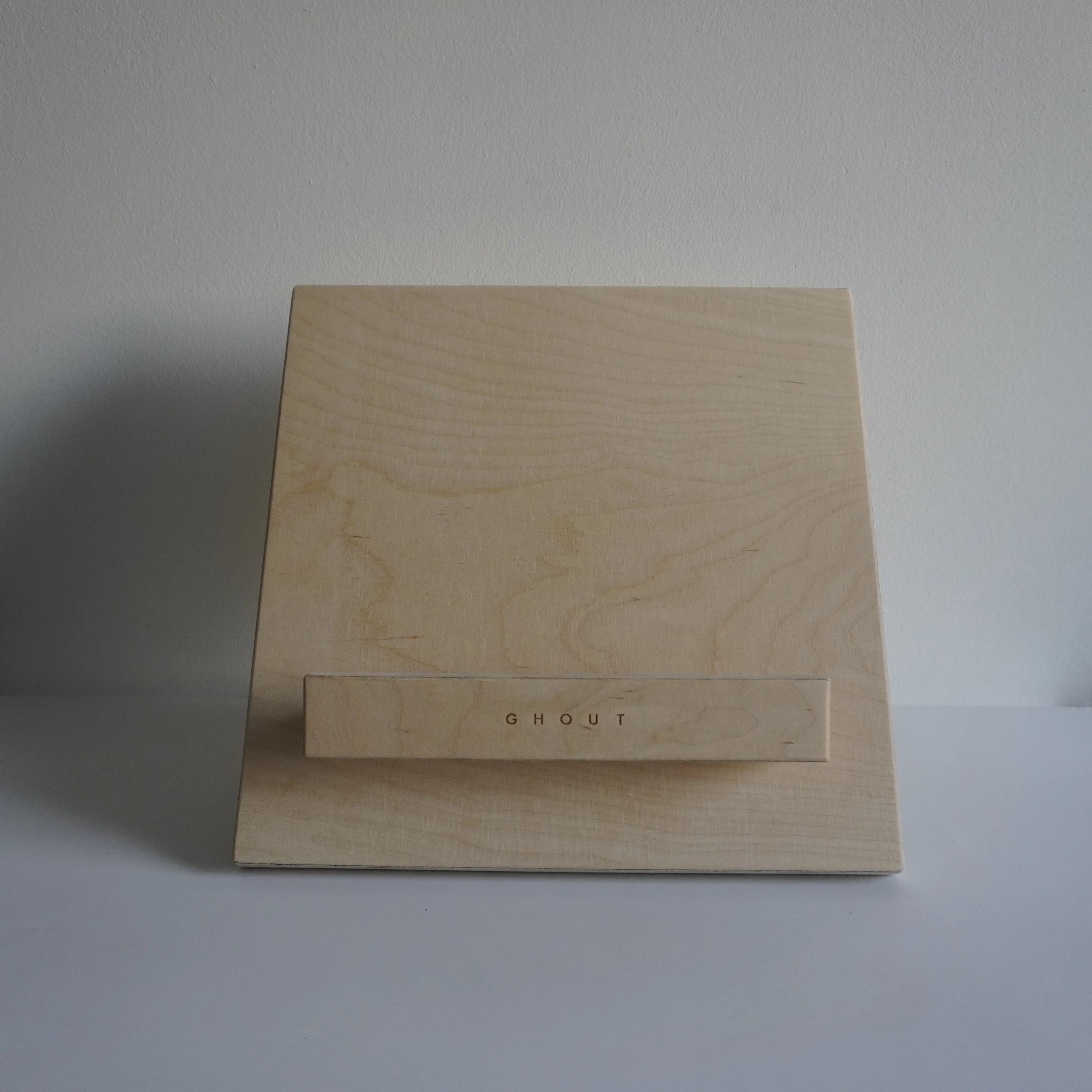 Vooraanzicht blank houten kookboekhouder zonder kookboek