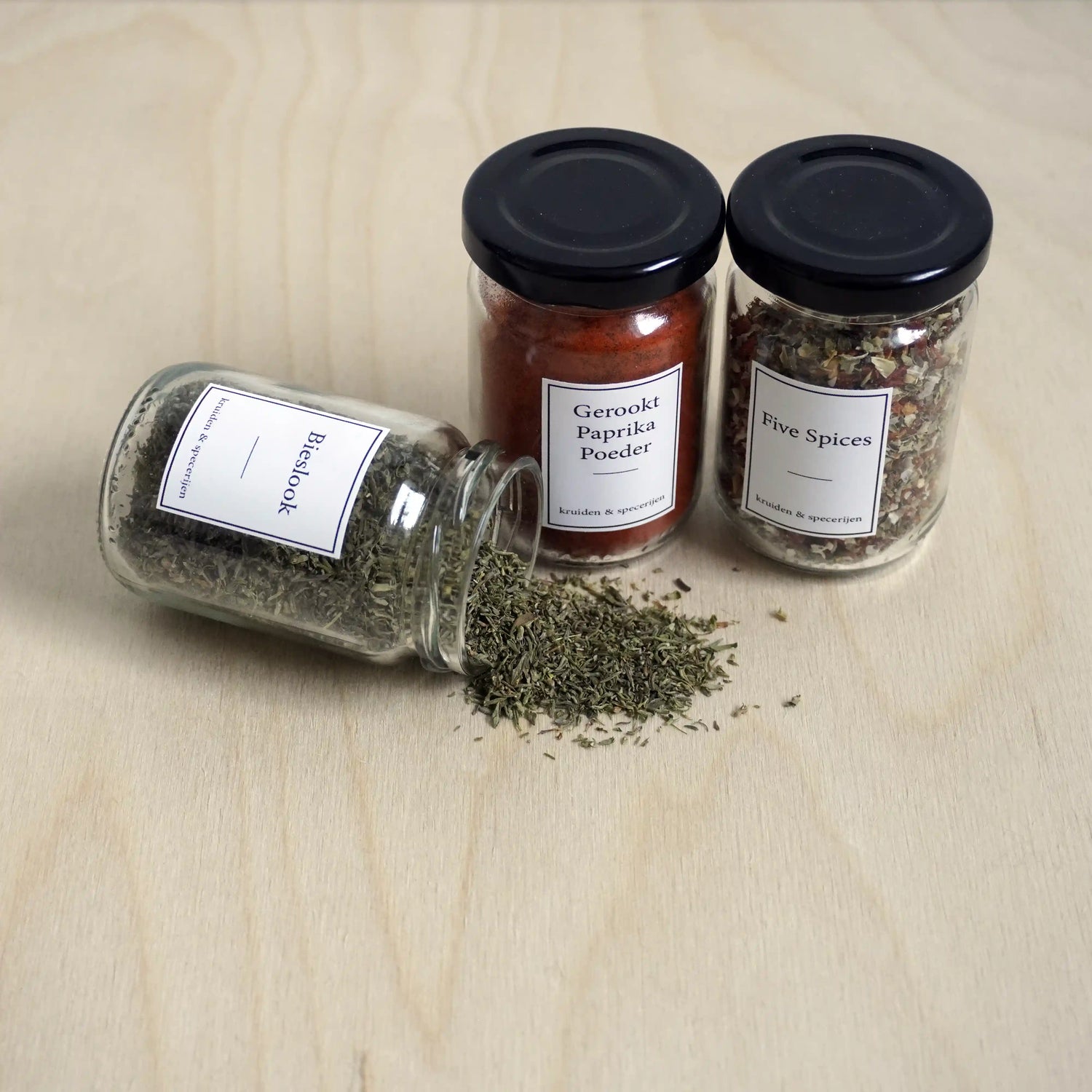 Ronde kruidenpotjes met witte labels