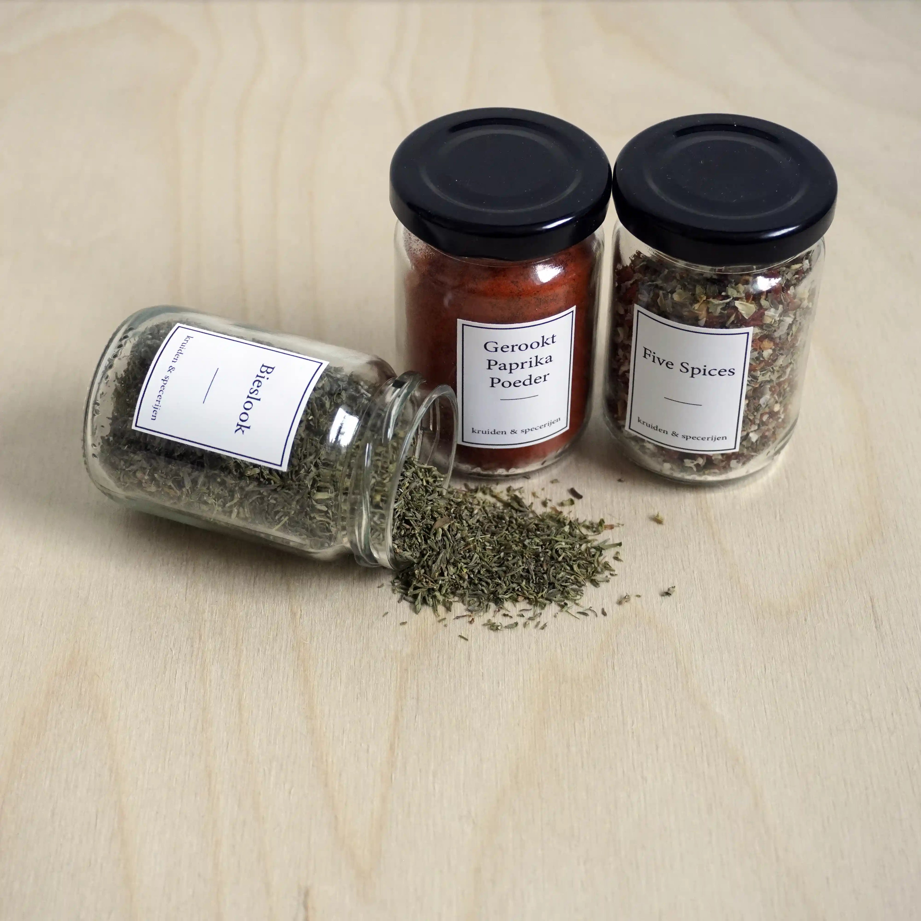 Ronde kruidenpotjes met witte labels