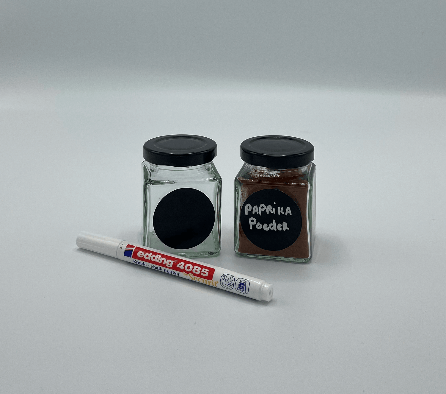 Ronde krijtbord labels op potjes met krijtstift