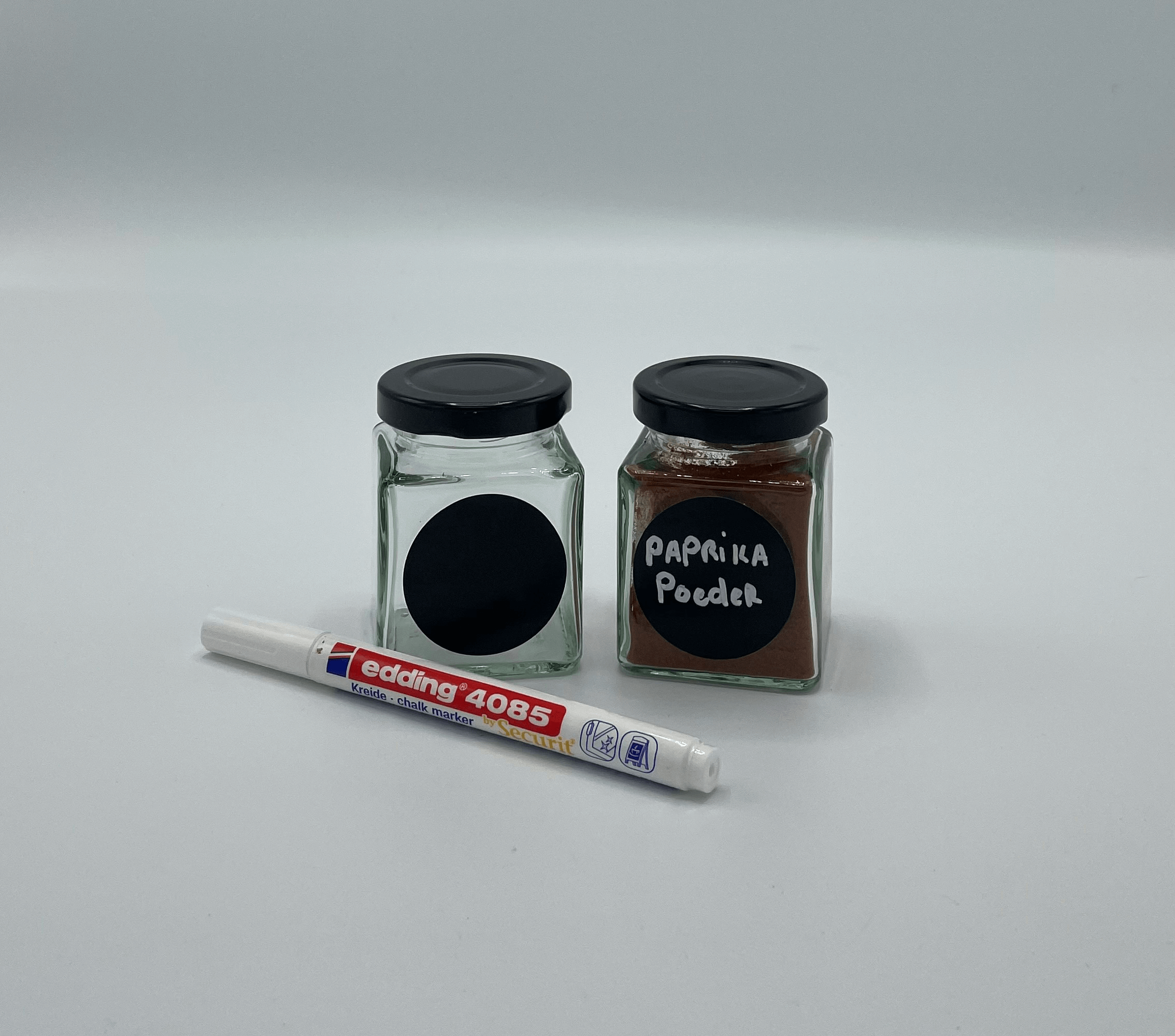 Ronde krijtbord labels op potjes met krijtstift
