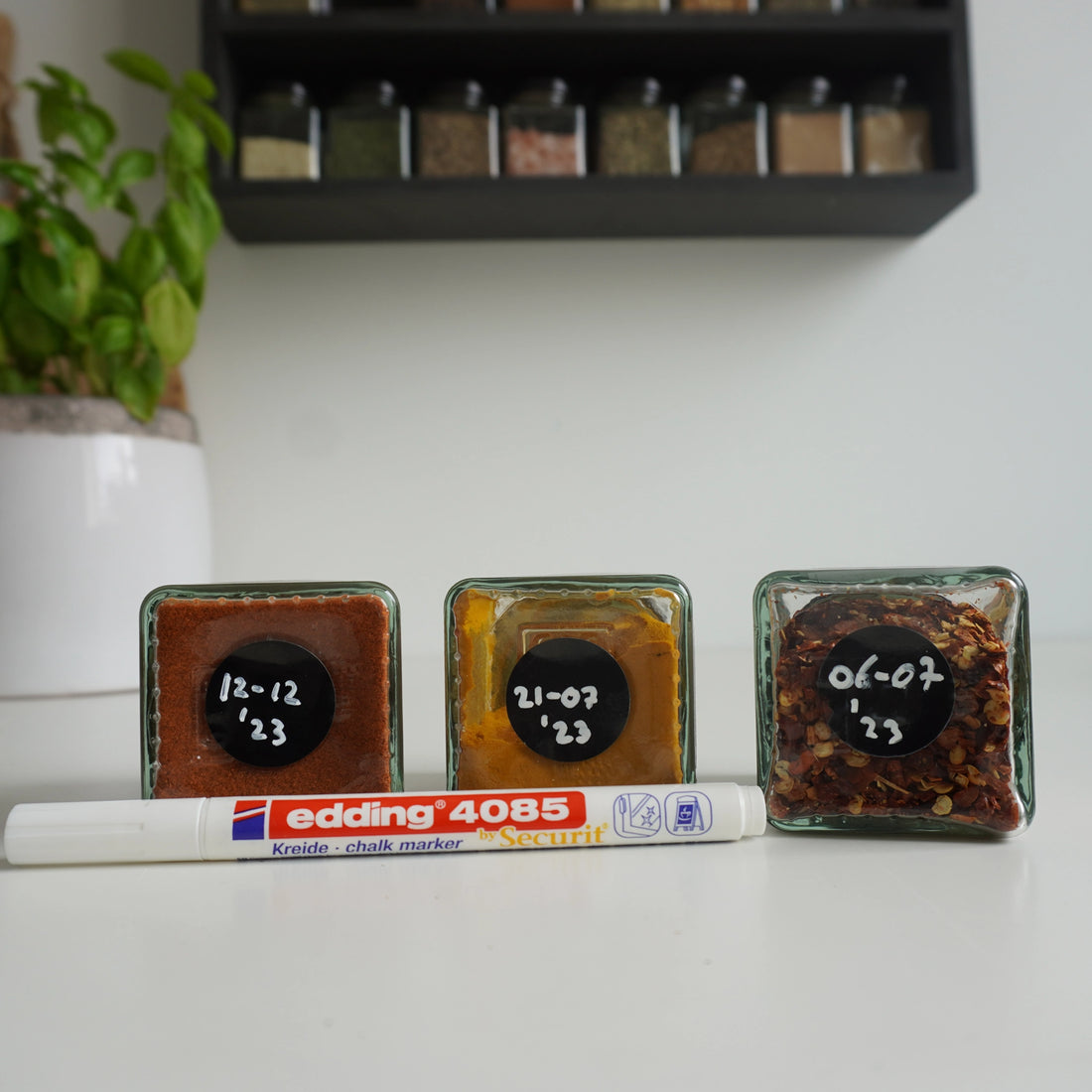 Kleine ronde krijtbord labels op potjes met krijtstift