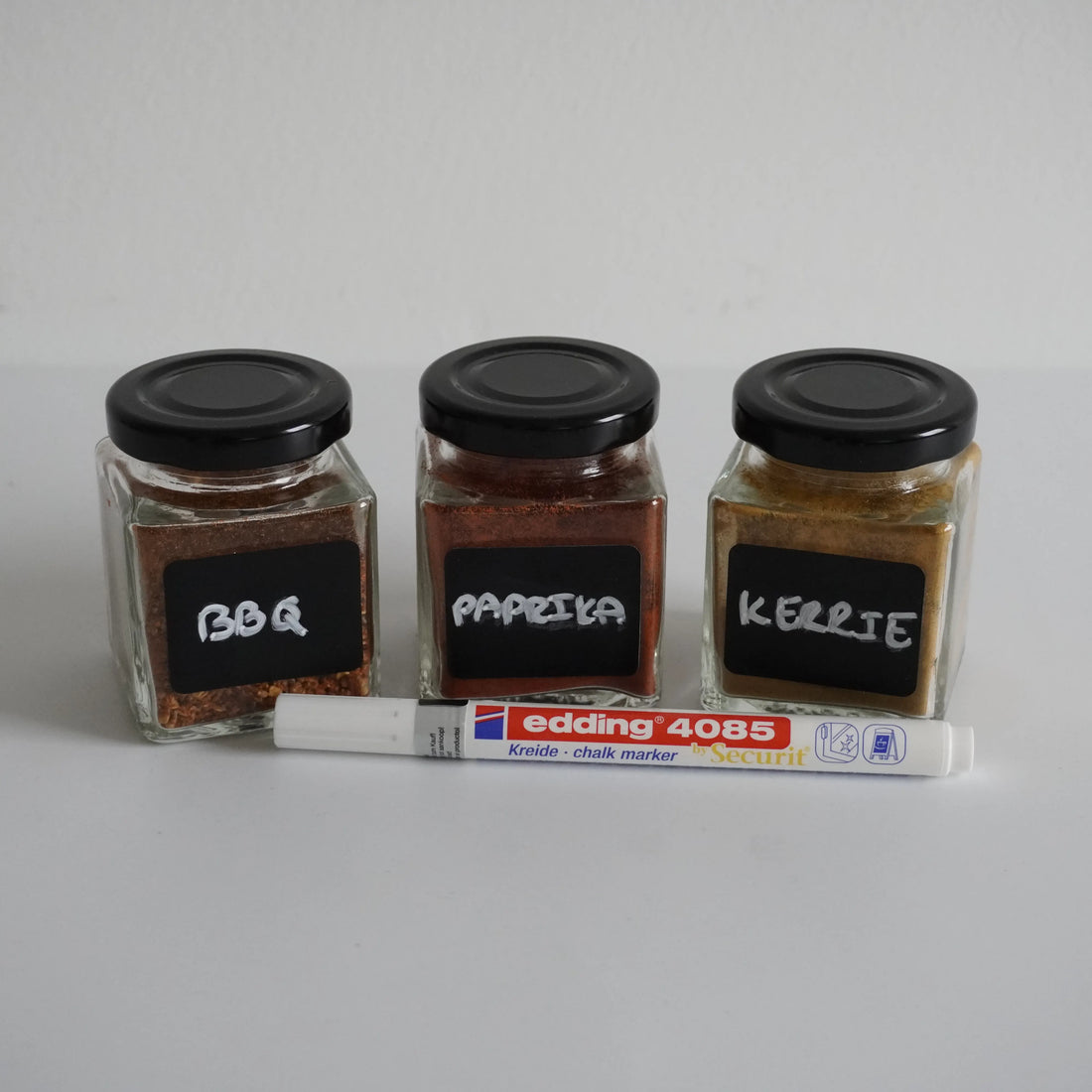 Vierkante krijtbord labels op potjes met krijtstift