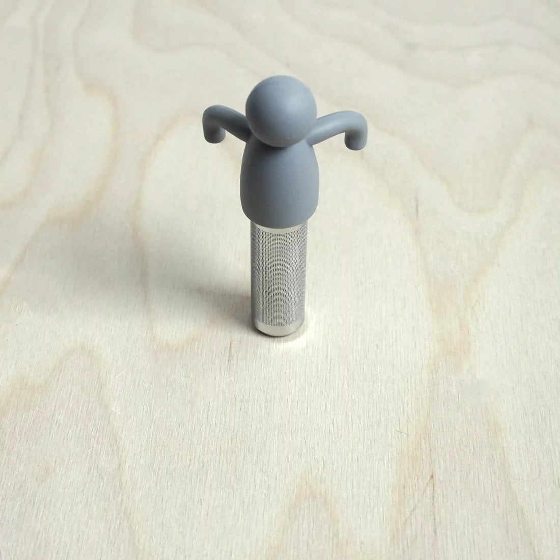 Vooraanzicht van een theefilter met een hangend mannetje