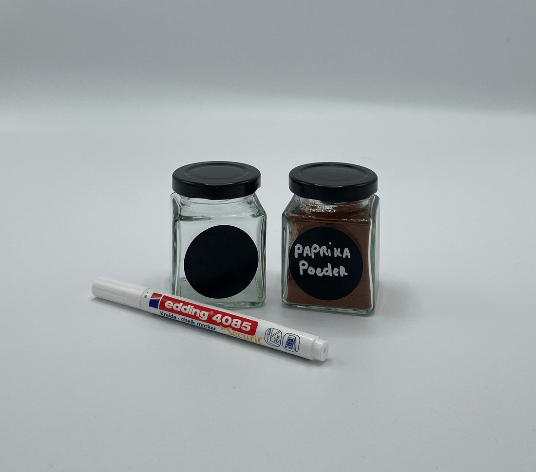 Ronde krijtbord labels op potjes met krijtstift